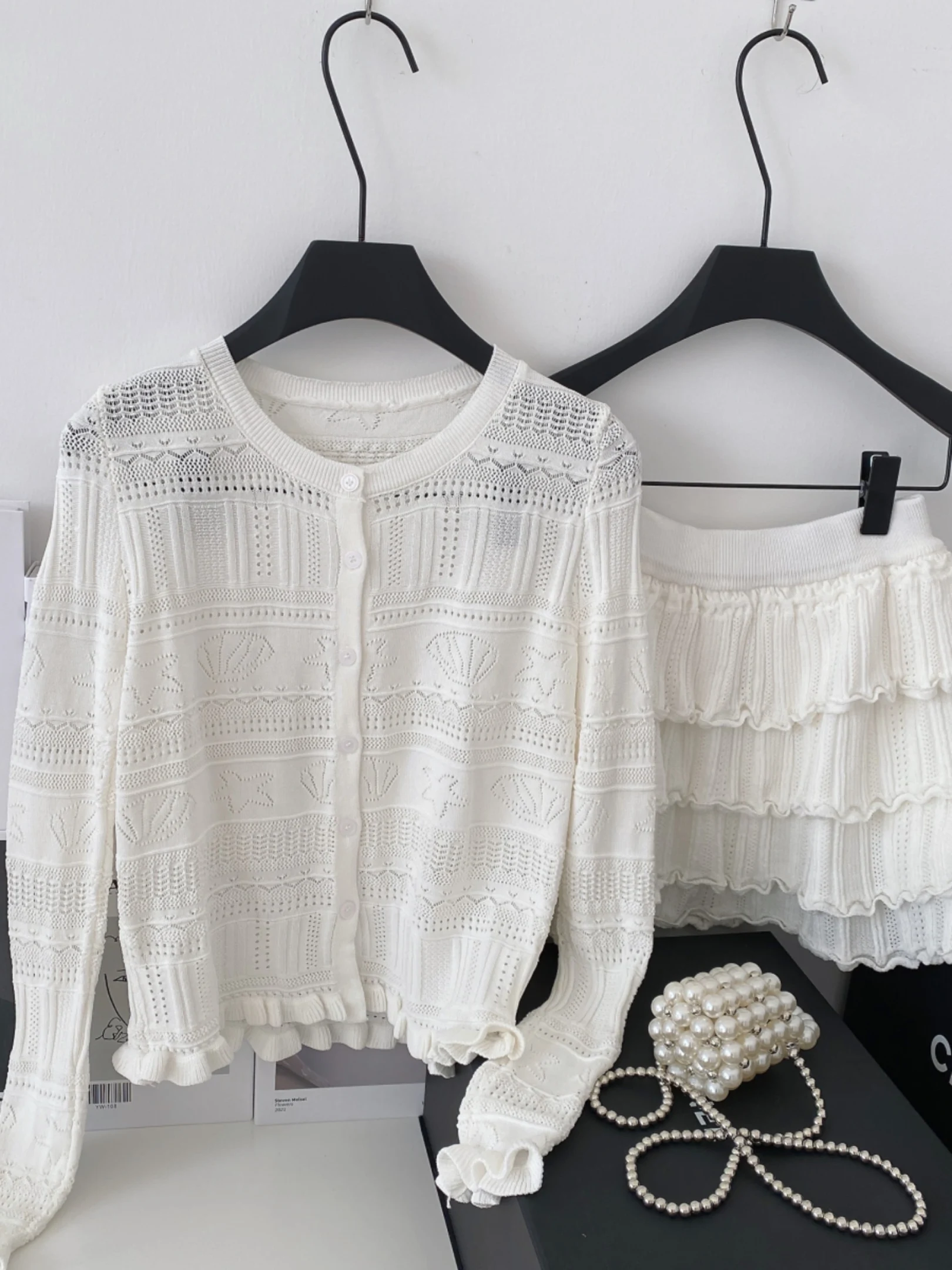 Korean Sle Women's Gentle Sweet Aosphere Long Sve Knitted Open Cardigan Top f Skirt with Wooden Bells
Korean Sle Women's Gentle Sweet Aosphere Long Sve Knitted Open Cardigan Top f Skirt with Wooden Bells