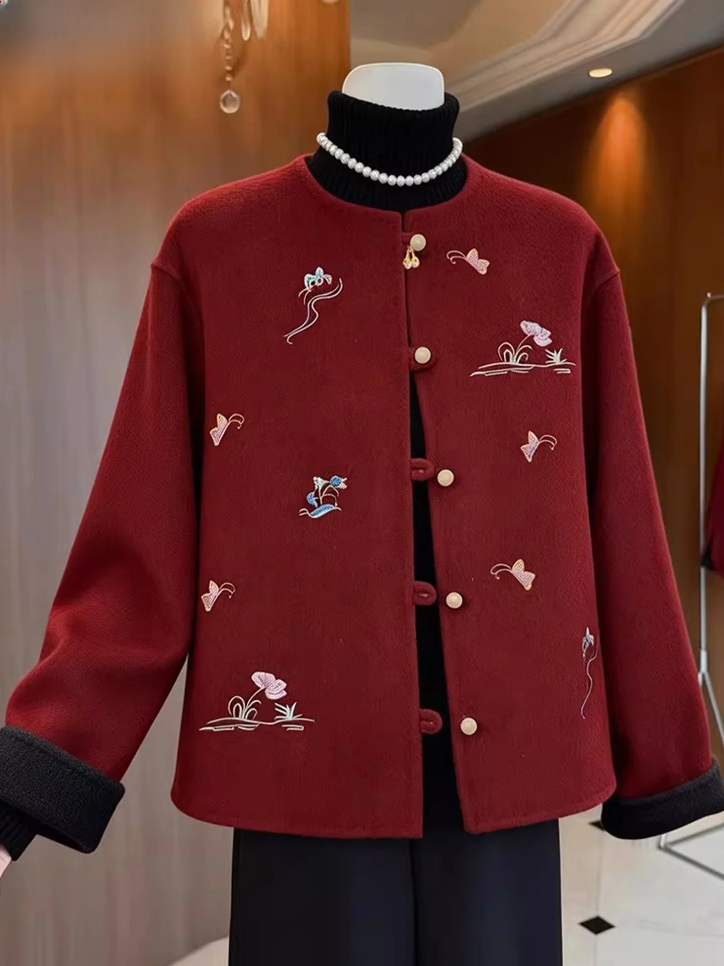 Новое китайское зимнее шерстяное пальто с вышивкой в традиционном китайском стиле для женщин среднего и старшего возраста, осень-зима
Новое китайское зимнее шерстяное пальто с вышивкой в традиционном китайском стиле для женщин среднего и старшего возраста, осень-зима