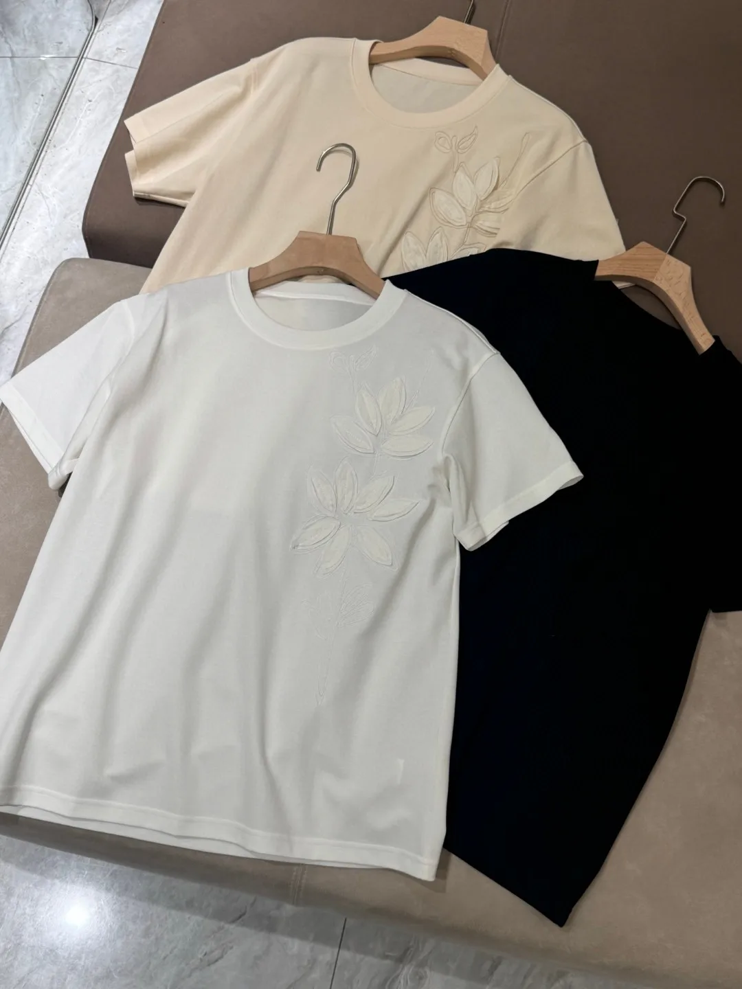 Women's luxurious solid color high quality cotton round neck short sleeved T-shirt
Women's luxurious solid color high quality cotton round neck short sleeved T-shirt