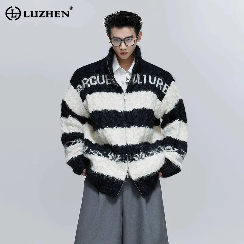 LUZHEN цветной контрастный полосатый вязаный кардиган с двойной молнией и воротником-стойкой, мужской модный красивый уличный зимний свитер 2025 JY4497
LUZHEN цветной контрастный полосатый вязаный кардиган с двойной молнией и воротником-стойкой, мужской модный красивый уличный зимний свитер 2025 JY4497