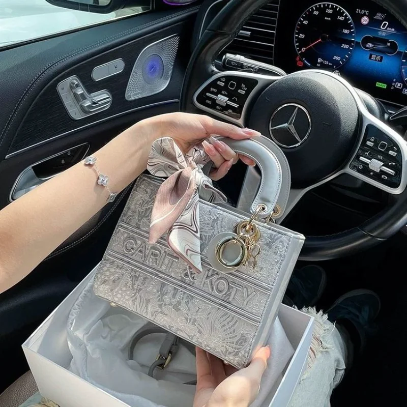 В 2025 году новая сумка MJAN KRICE, роскошная нишевая сумка принцессы с вышивкой и новая высококачественная сумка Joker Were Slung.
В 2025 году новая сумка MJAN KRICE, роскошная нишевая сумка принцессы с вышивкой и новая высококачественная сумка Joker Were Slung.