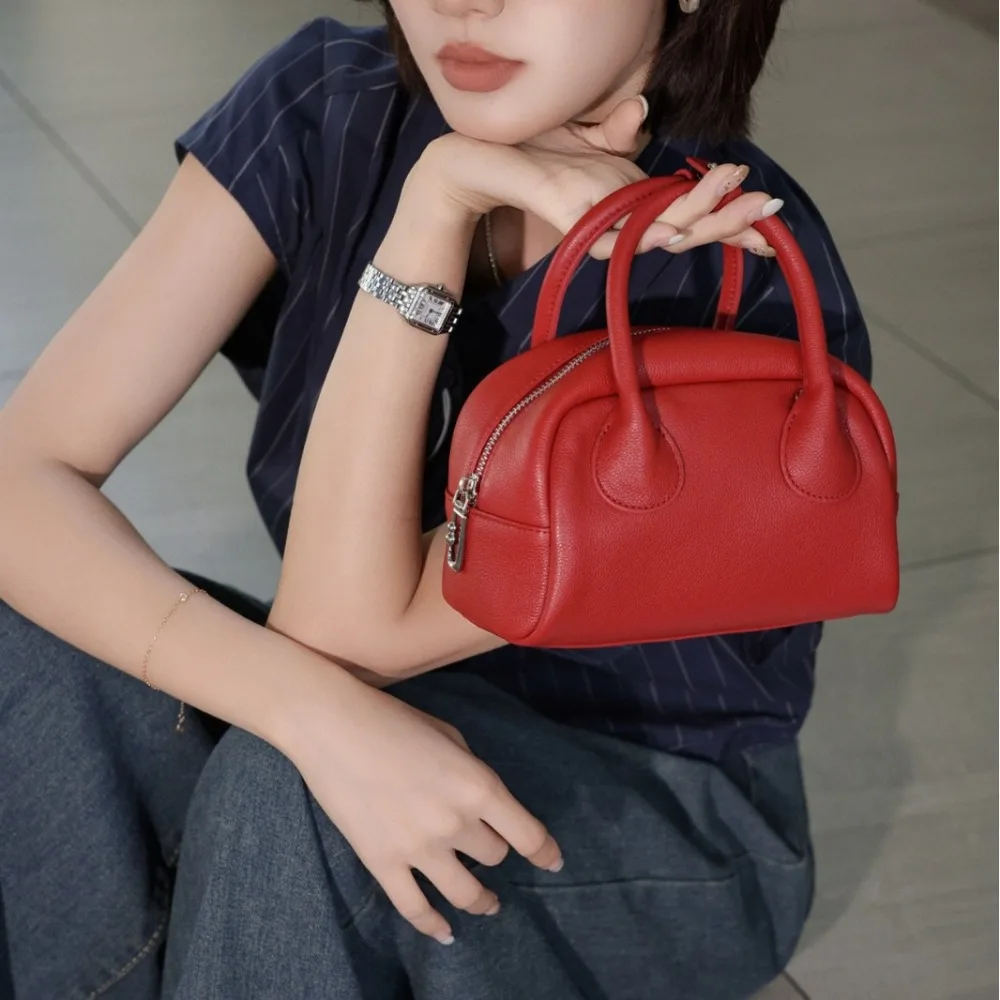 Сумка-кроссбоди из кожи: новая модная классика, универсальный премиум-дизайн в ретро-стиле, для повседневного использования, простая и элегантная.
Сумка-кроссбоди из кожи: новая модная классика, универсальный премиум-дизайн в ретро-стиле, для повседневного использования, простая и элегантная.