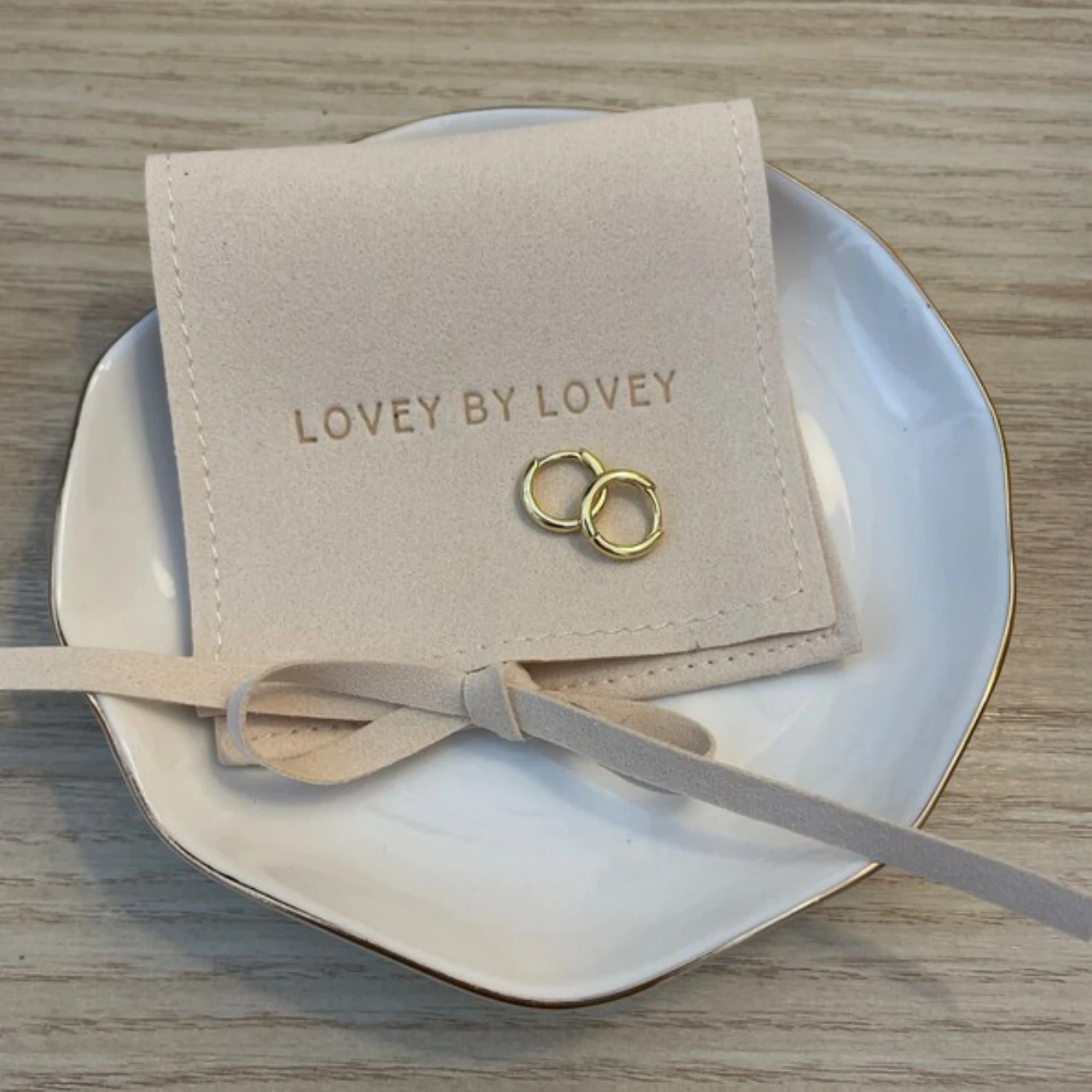10x10cm Custom Logo Printed Earrings Necklace Microfiber Jewelry Pouch with Ribbon Envelope Gift Packaging Bags
10x10cm Custom Logo Printed Earrings Necklace Microfiber Jewelry Pouch with Ribbon Envelope Gift Packaging Bags
