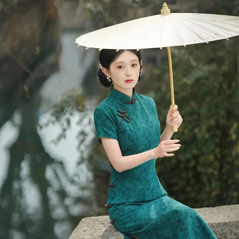 Summer Gentle Elegant Lady Fan Green Floral Cheongsam Chinese Style Evening Dress Improved Short-sleeved Qipao for Women
Summer Gentle Elegant Lady Fan Green Floral Cheongsam Chinese Style Evening Dress Improved Short-sleeved Qipao for Women
