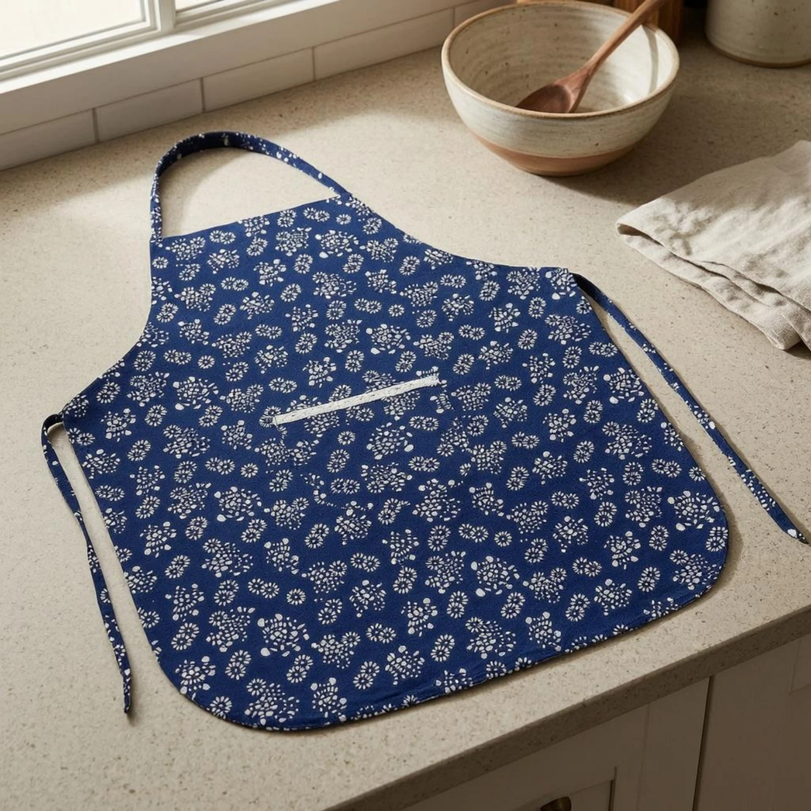 Hanging Neck Apron Blue Floral Apron Household Wear Printed Housework Item Patterned Edging for Adults
Hanging Neck Apron Blue Floral Apron Household Wear Printed Housework Item Patterned Edging for Adults