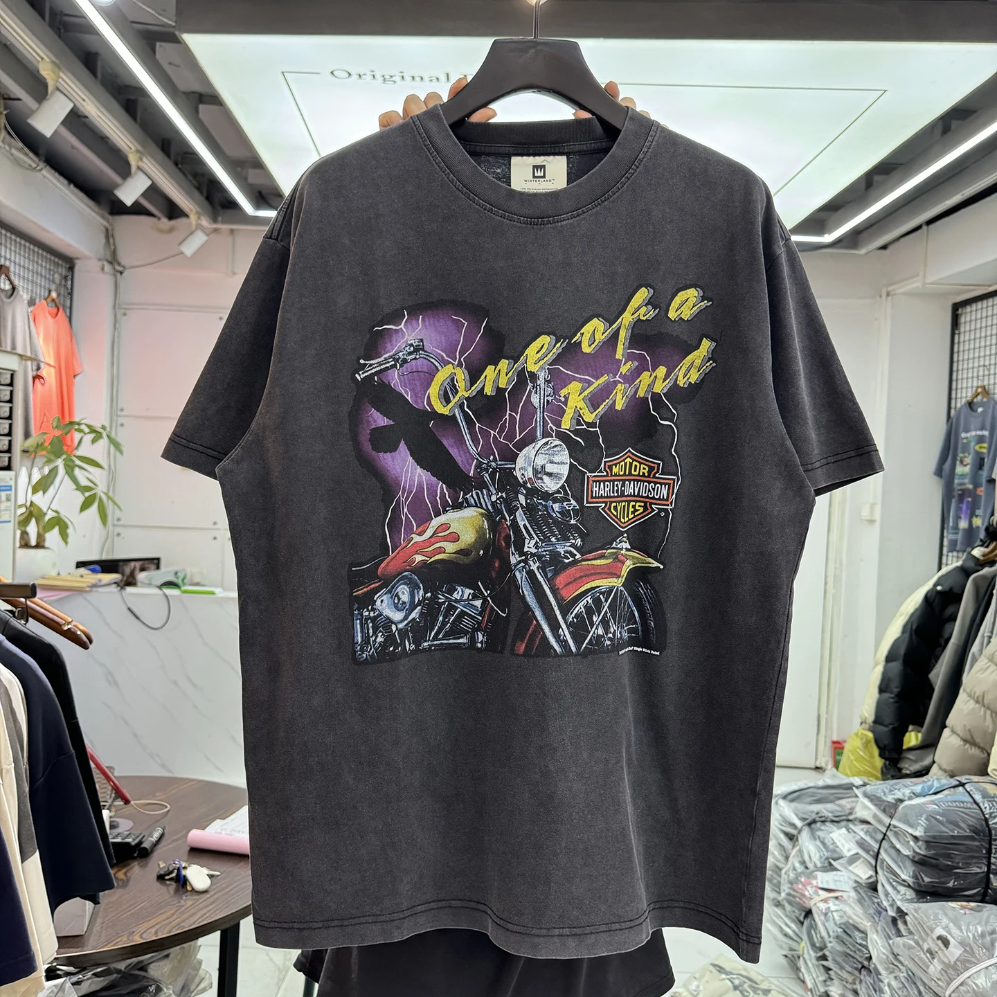 Classic American Streetwear Motorcycle Pattern Loose Fit Short Sleeve T-Shirt for Men And Women Retro Washed Hip Hop Style
Classic American Streetwear Motorcycle Pattern Loose Fit Short Sleeve T-Shirt for Men And Women Retro Washed Hip Hop Style