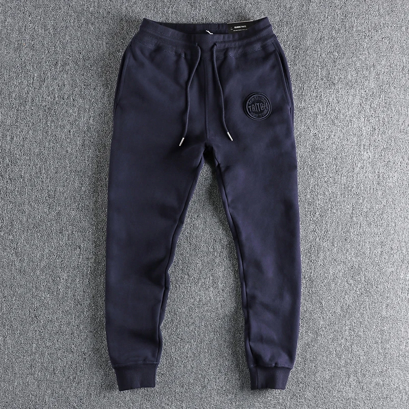 American Style Fleece Lined Casual Sweatpants Men's Slim Fit Youthful Embroidered Patch Cuffed Sports Trousers for Winter
American Style Fleece Lined Casual Sweatpants Men's Slim Fit Youthful Embroidered Patch Cuffed Sports Trousers for Winter