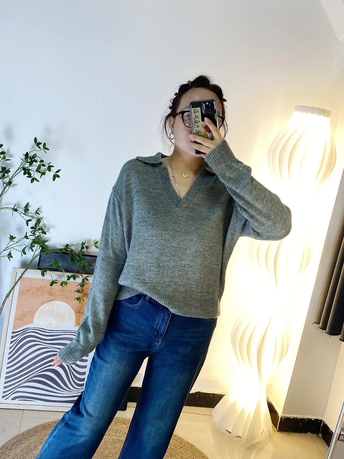 Свободный вязаный свитер с V-образным вырезом для полных женщин, простой корейский стиль, теплый, удлиненный, осенне-зимний, модный
Свободный вязаный свитер с V-образным вырезом для полных женщин, простой корейский стиль, теплый, удлиненный, осенне-зимний, модный