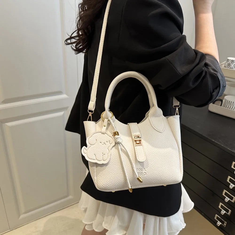 Повседневная шикарная сумка-ведро с наклонным крестом, милый щенок, подвеска из искусственной кожи, сумка на плечо с узором личи, роскошная женская большая сумка, женская сумка
Повседневная шикарная сумка-ведро с наклонным крестом, милый щенок, подвеска из искусственной кожи, сумка на плечо с узором личи, роскошная женская большая сумка, женская сумка