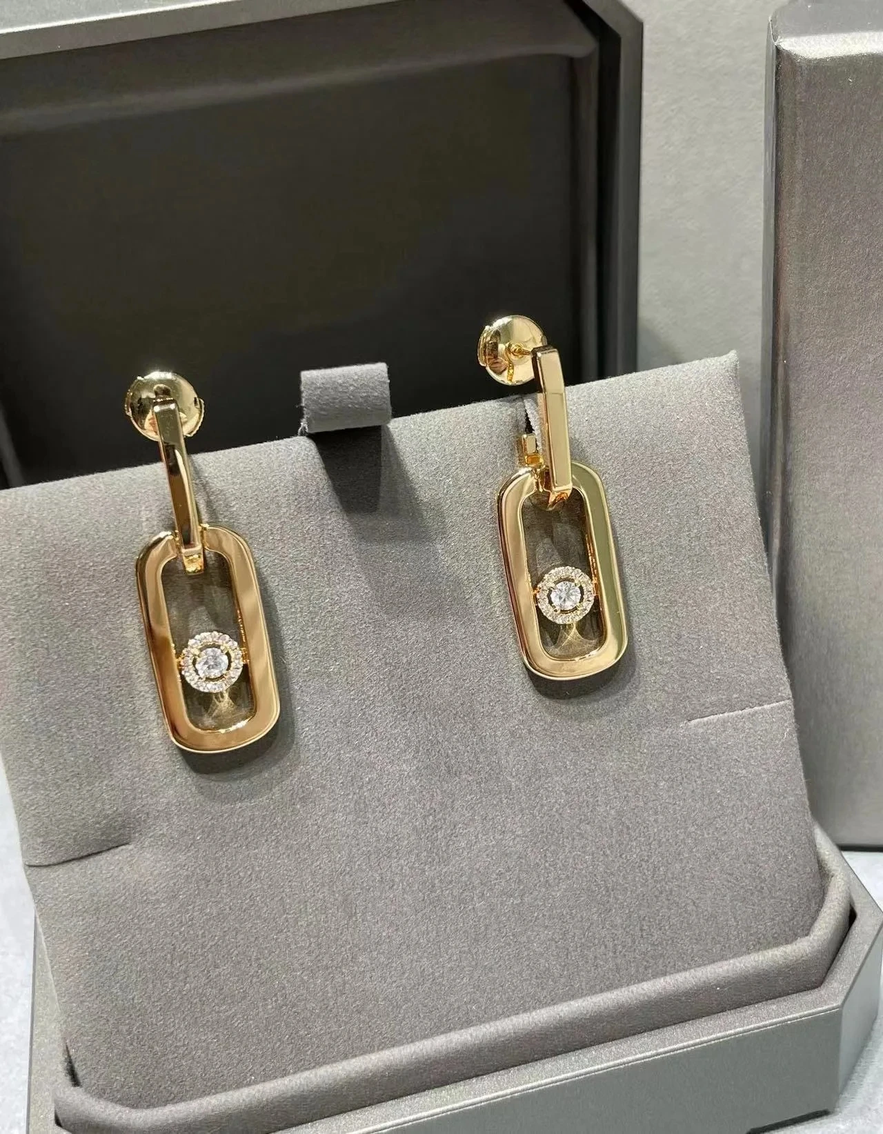 2024 New trend hot selling anniversary gift large zircon movable earrings earrings earrings high-end fashion engagement gift
2024 New trend hot selling anniversary gift large zircon movable earrings earrings earrings high-end fashion engagement gift