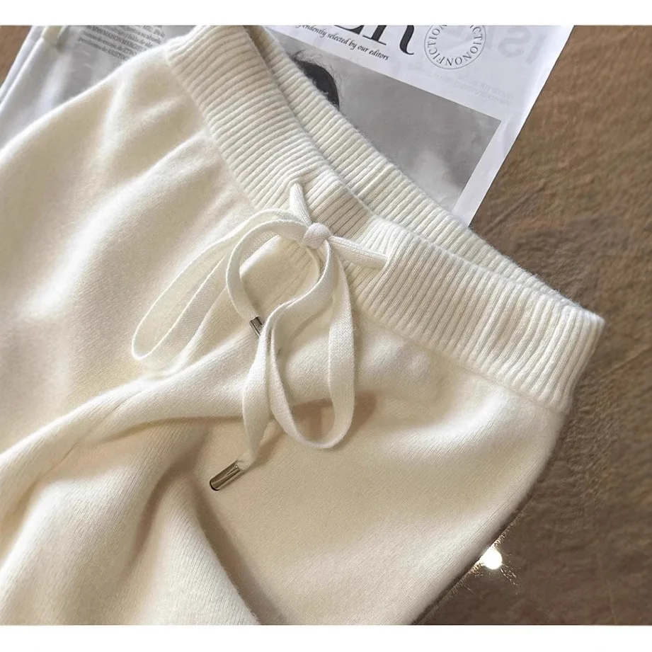 Новые осенне-зимние брюки 2025 года: элегантные, с высокой талией, широкими штанинами, из мягкой, пушистой шерсти, прямого кроя, для женщин.
Новые осенне-зимние брюки 2025 года: элегантные, с высокой талией, широкими штанинами, из мягкой, пушистой шерсти, прямого кроя, для женщин.