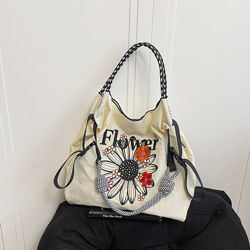 Autumn and winter large-capacity high-end tote bag for women2025New Canvas Bag Daisy Embroidered Underarm Bag
Autumn and winter large-capacity high-end tote bag for women2025New Canvas Bag Daisy Embroidered Underarm Bag