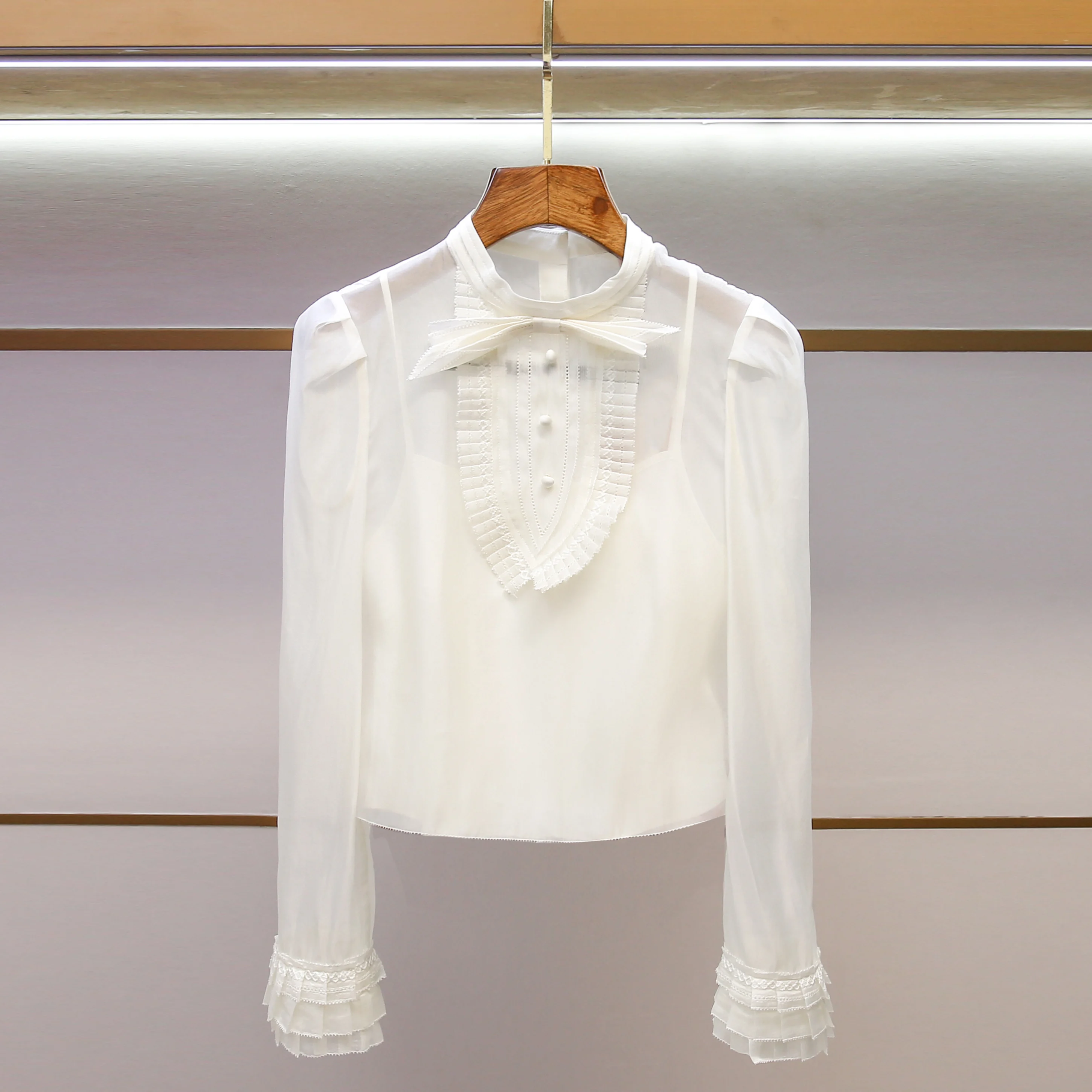 Модная европейская блузка из тюля с кружевной отделкой, многослойная, женская, премиум-класса, осенняя новинка, элегантная.
Модная европейская блузка из тюля с кружевной отделкой, многослойная, женская, премиум-класса, осенняя новинка, элегантная.