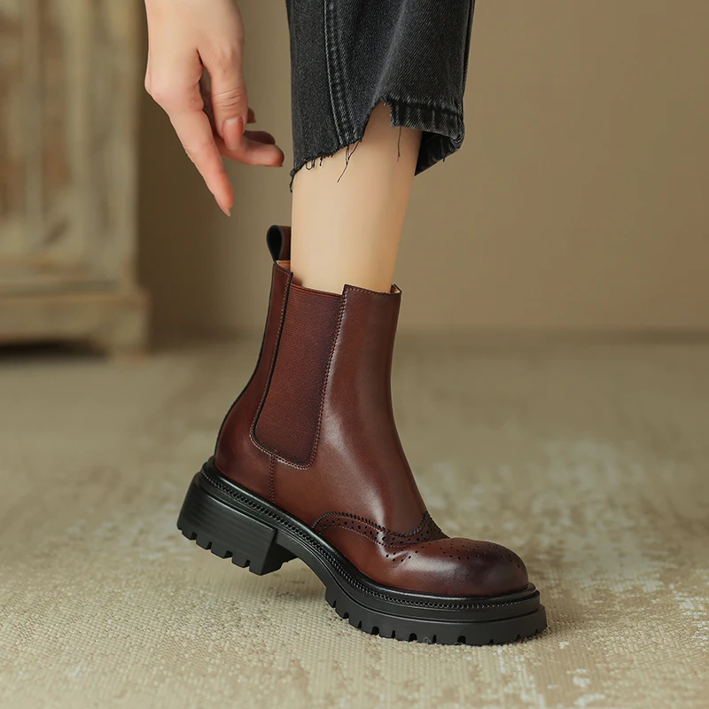 Genuine Leather Brogue Chelsea Boots British Style Ankle Boots Mid Heel Platform Short Boots Large Size 34-43 for Women
Genuine Leather Brogue Chelsea Boots British Style Ankle Boots Mid Heel Platform Short Boots Large Size 34-43 for Women
