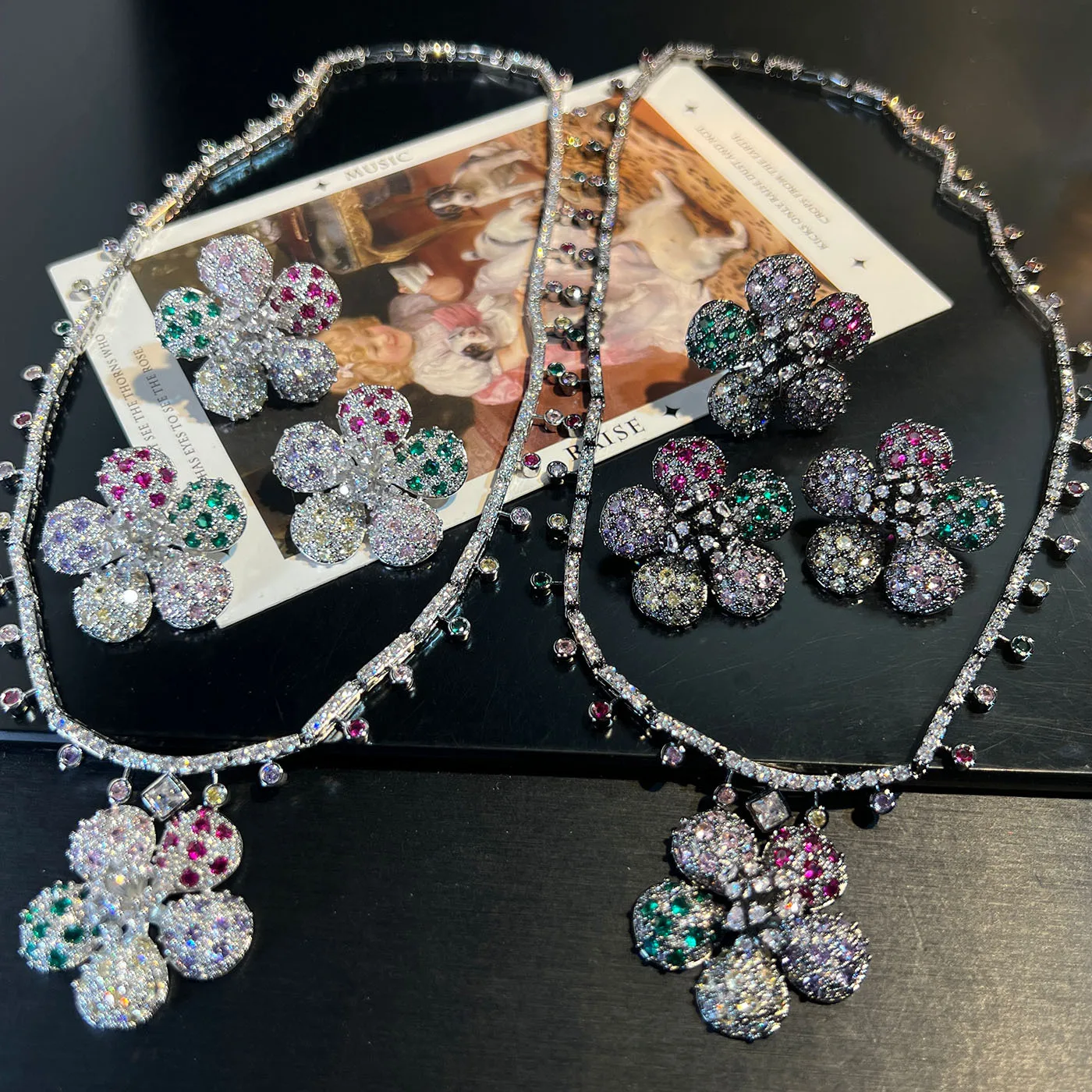 Комплект украшений с цветком циркона и родиевым покрытием - трехсекционное ожерелье, серьги, кольцо для женщин, элегантный сверкающий аксессуар
Комплект украшений с цветком циркона и родиевым покрытием - трехсекционное ожерелье, серьги, кольцо для женщин, элегантный сверкающий аксессуар