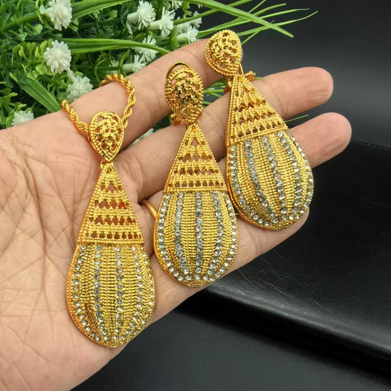 Dubai 24K Gold Color Jewelry Set For Women Indian Two Piece Jewelry Geometry Necklace Earrings Set Party Gifts
Dubai 24K Gold Color Jewelry Set For Women Indian Two Piece Jewelry Geometry Necklace Earrings Set Party Gifts