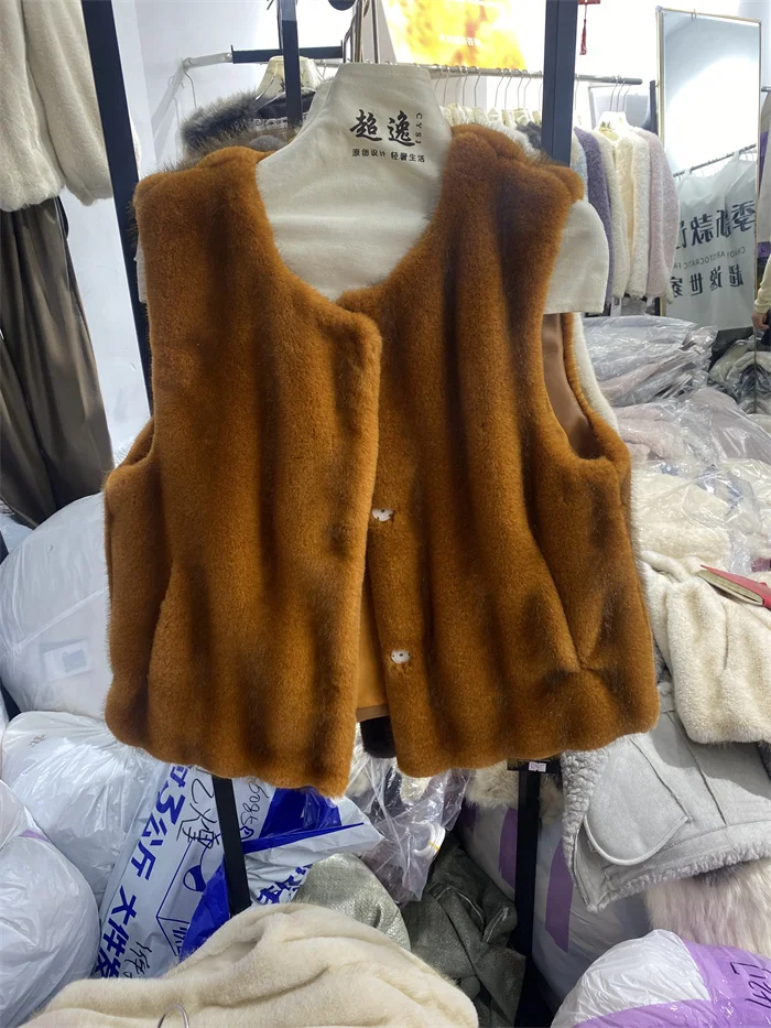 Элегантный зимний меховой жилет класса люкс для женщин: укороченная куртка с круглым вырезом, создающая ощущение роскоши, верхняя одежда
Элегантный зимний меховой жилет класса люкс для женщин: укороченная куртка с круглым вырезом, создающая ощущение роскоши, верхняя одежда