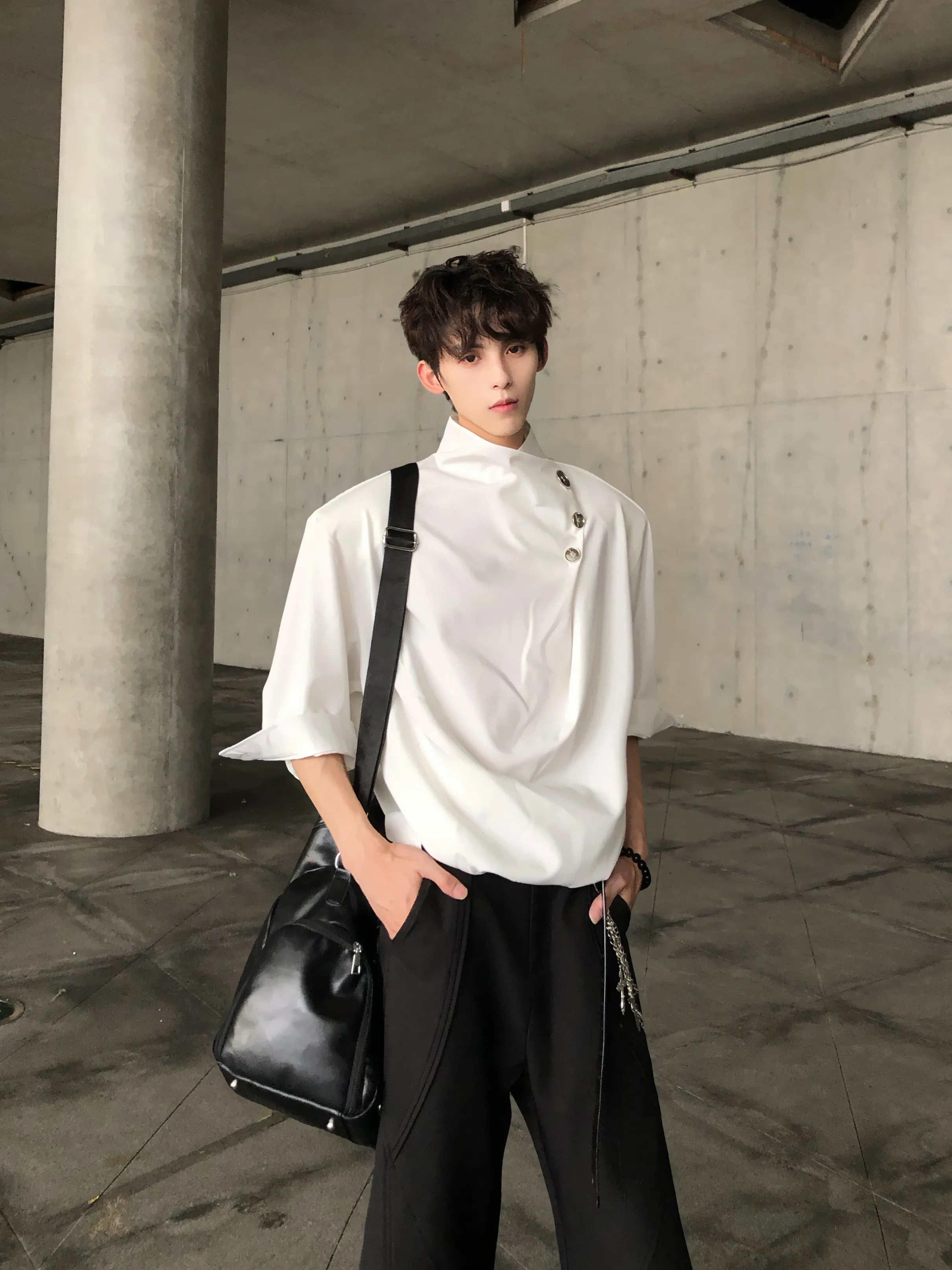 HANYARTN Original Oversized Shoulder Padded Asymmetrical High Collar Scarf Collar Multi-Button Men's Casual Style Shirt
HANYARTN Original Oversized Shoulder Padded Asymmetrical High Collar Scarf Collar Multi-Button Men's Casual Style Shirt