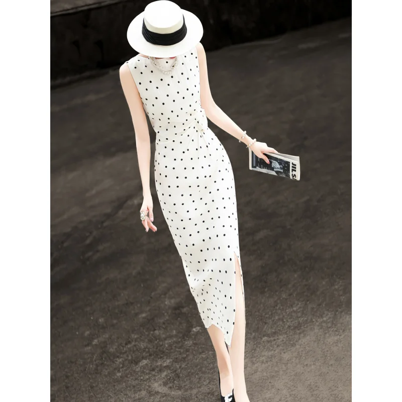 MEXCOCO 2026 Spring Summer French Elegant Stand Collar Sleeveless Polka Dot Twist Knot Waist High Slit Slim Midi Commuter Dress
MEXCOCO 2026 Spring Summer French Elegant Stand Collar Sleeveless Polka Dot Twist Knot Waist High Slit Slim Midi Commuter Dress