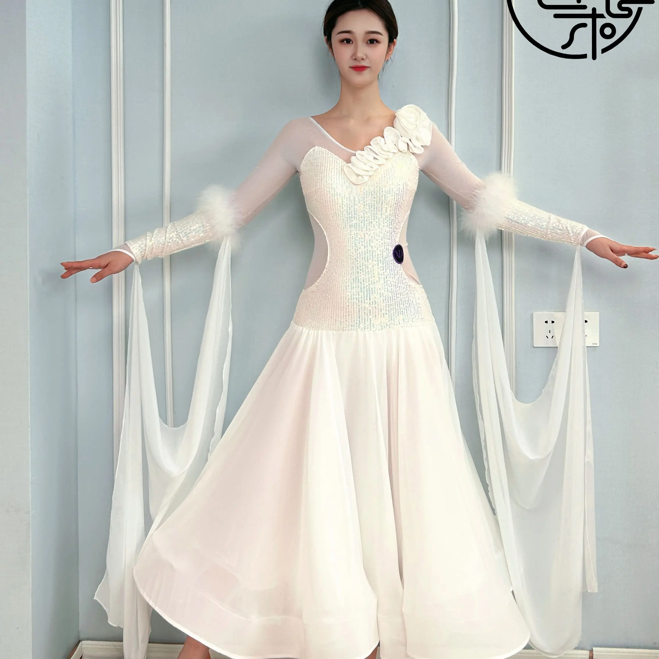 2026 Waltz Ballroom Dance Dress Long Sleeves Feather Seuqin Long Dress Prom Performance Clothes Standard Dance Competition Dress
2026 Waltz Ballroom Dance Dress Long Sleeves Feather Seuqin Long Dress Prom Performance Clothes Standard Dance Competition Dress