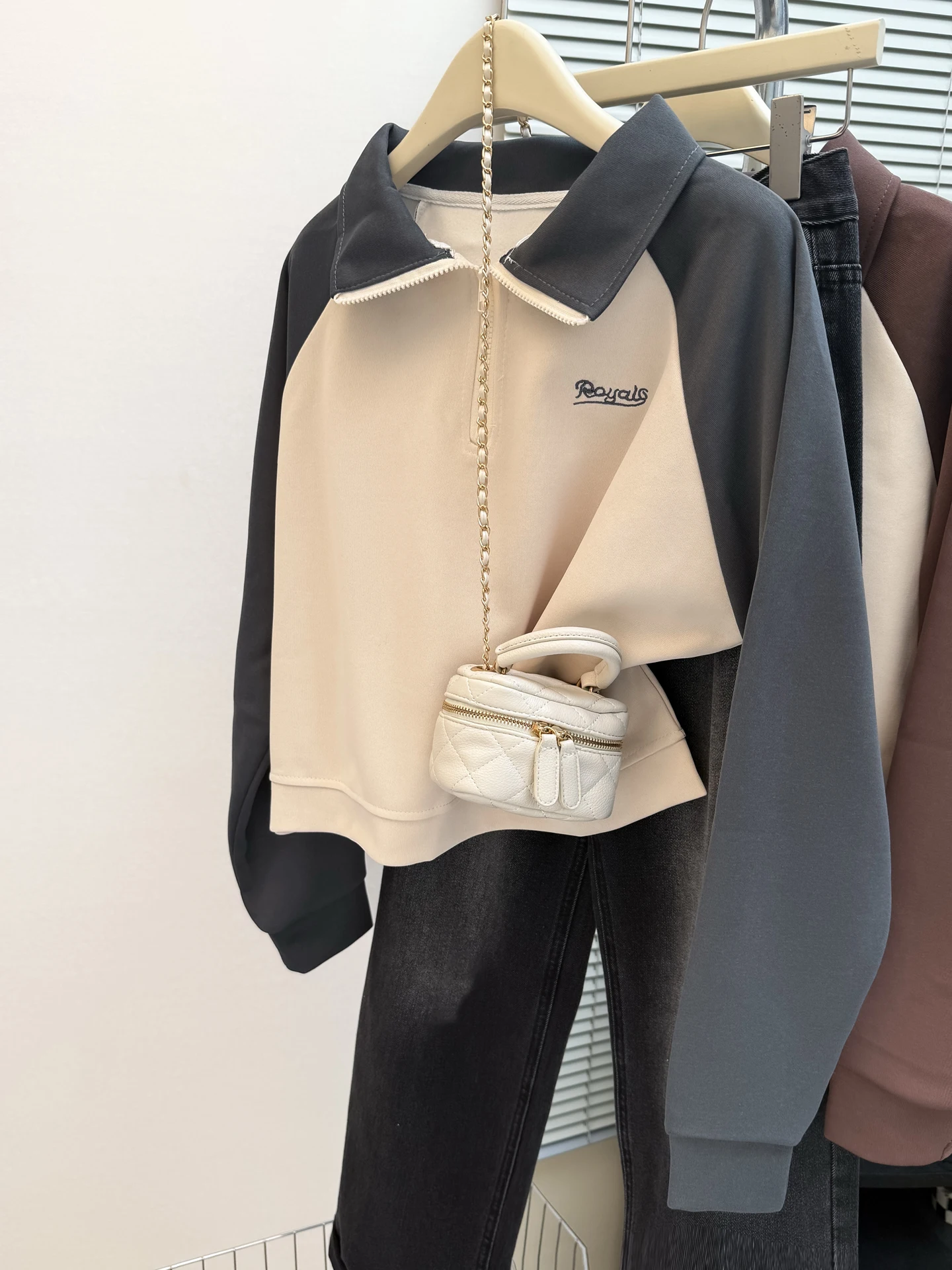 Женская тонкая свободная толстовка Color Blo на молнии с асимметричным воротником в корейском стиле, новая коллекция весна-осень
Женская тонкая свободная толстовка Color Blo на молнии с асимметричным воротником в корейском стиле, новая коллекция весна-осень