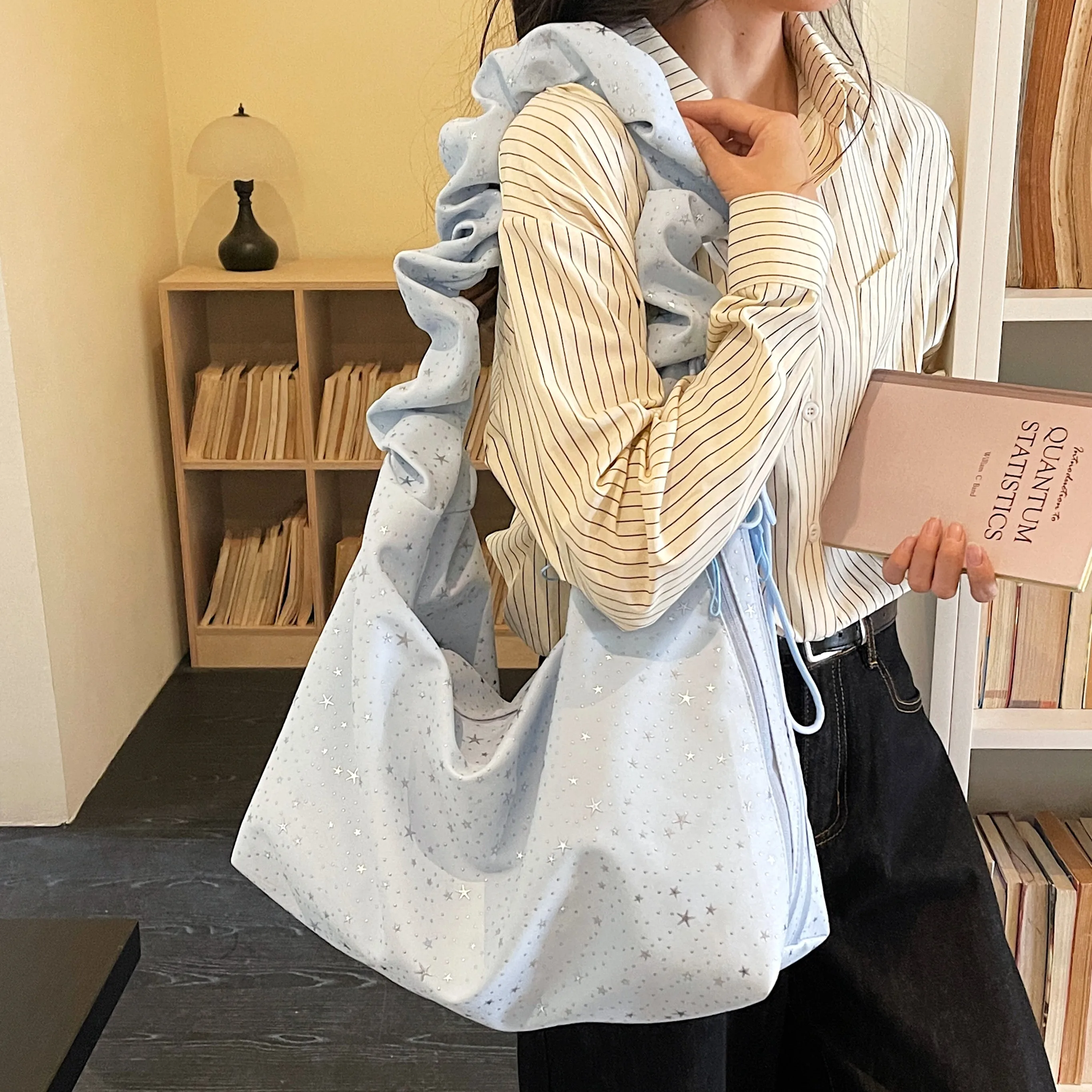 Элегантная плиссированная сумка-тоут для женщин, вместительная сумка для поездок на работу, молодежная сумка через плечо в стиле Fresh Girl, сумка-клатч с узором «Звездное небо»
Элегантная плиссированная сумка-тоут для женщин, вместительная сумка для поездок на работу, молодежная сумка через плечо в стиле Fresh Girl, сумка-клатч с узором «Звездное небо»