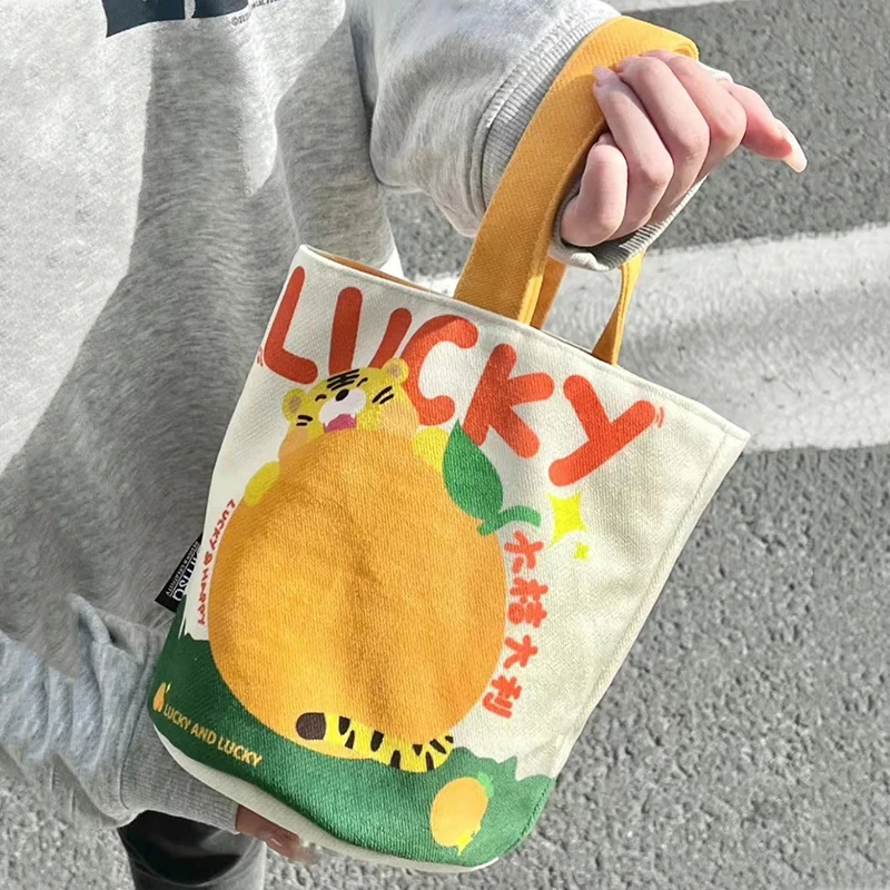 Original Cartoon Handheld Bucket Bag Go Out Ins Canvas Printing Cute Kawaii Young Girl Mobile Phone Female Portable Small Bag
Original Cartoon Handheld Bucket Bag Go Out Ins Canvas Printing Cute Kawaii Young Girl Mobile Phone Female Portable Small Bag