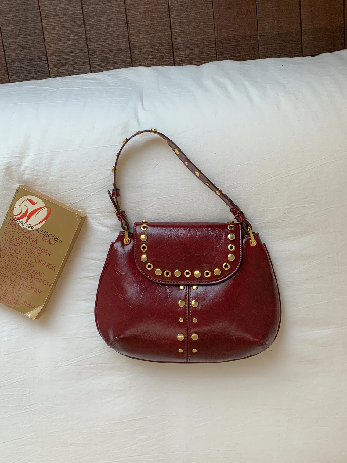 Chic Korean Style Red Rivet Ankle Bag Women's Underarm Flip Cover Handbag Elegantly Designed Synthetic Leather Satchel
Chic Korean Style Red Rivet Ankle Bag Women's Underarm Flip Cover Handbag Elegantly Designed Synthetic Leather Satchel