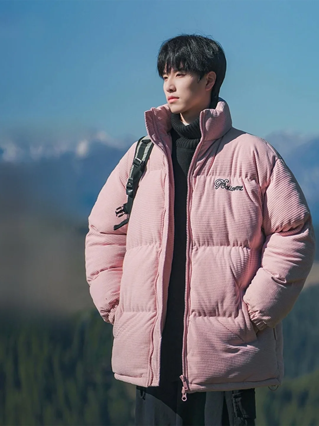 Зимняя утепленная хлопковая куртка для мужчин: модная брендовая модель с принтом, воротником-стойкой и капюшоном, свободного кроя, стильная, для пар, хлопковое пальто-оверсайз.
Зимняя утепленная хлопковая куртка для мужчин: модная брендовая модель с принтом, воротником-стойкой и капюшоном, свободного кроя, стильная, для пар, хлопковое пальто-оверсайз.