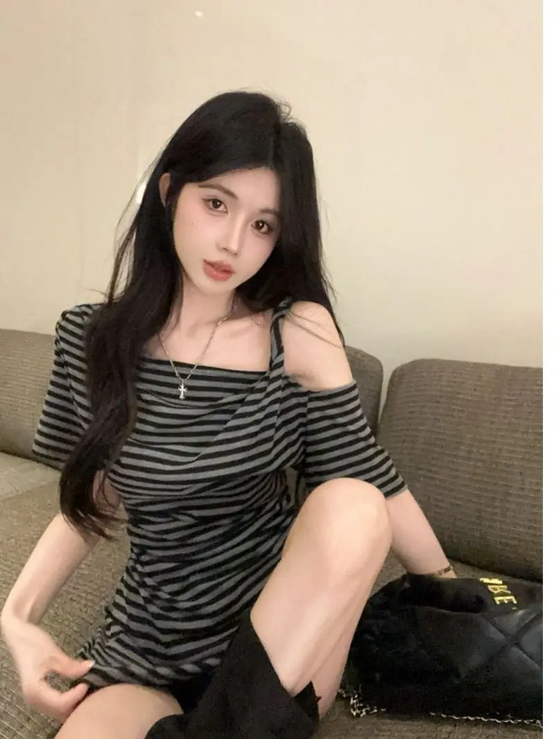 Retro Striped Asymmetrical Shoulder Short Sleeve T-Shirt Women's Summer Slim Fit Waist Cinching Lazy Design Spicy Girl Top
Retro Striped Asymmetrical Shoulder Short Sleeve T-Shirt Women's Summer Slim Fit Waist Cinching Lazy Design Spicy Girl Top