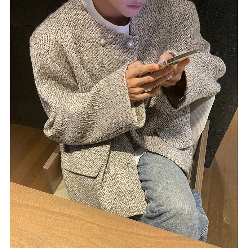 Мужской шерстяной пиджак осенне-зимний, новый, повседневный, свободного кроя, двубортный, с эффектом утончения, роскошный, модный, молодежный тренд
Мужской шерстяной пиджак осенне-зимний, новый, повседневный, свободного кроя, двубортный, с эффектом утончения, роскошный, модный, молодежный тренд