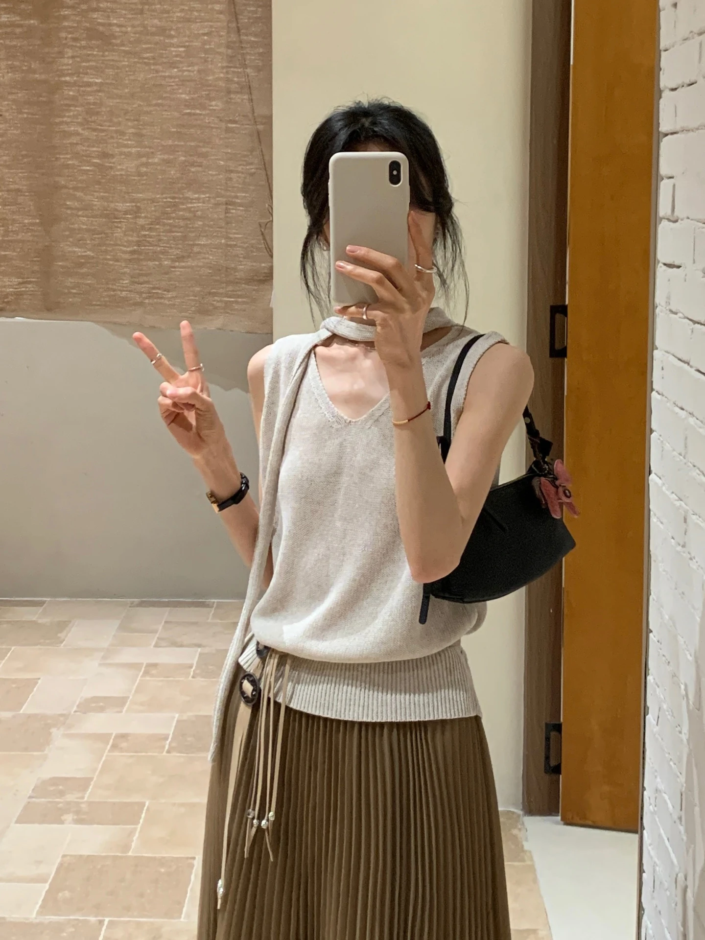 Loose Korean Style Women's Knitted Top Sleeveless V-Neck Sash Spring Summer New Arrival Fashion Elegant Casual Wear
Loose Korean Style Women's Knitted Top Sleeveless V-Neck Sash Spring Summer New Arrival Fashion Elegant Casual Wear