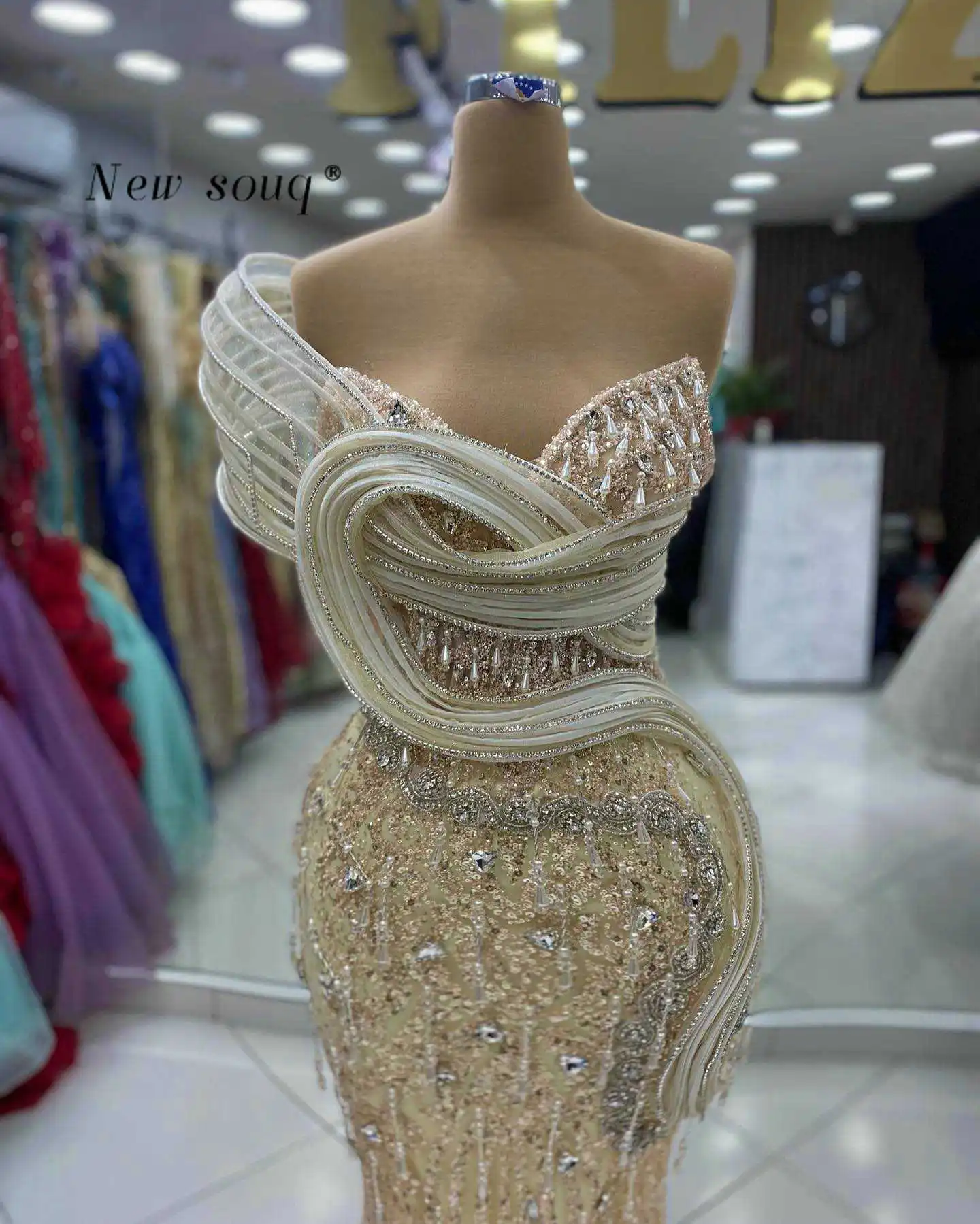 Длинные вечерние платья «Русалка» цвета шампань, с вырезом «сердечко», расшитые бисером и пайетками, для торжественных мероприятий, свадеб и вечеринок.
Длинные вечерние платья «Русалка» цвета шампань, с вырезом «сердечко», расшитые бисером и пайетками, для торжественных мероприятий, свадеб и вечеринок.