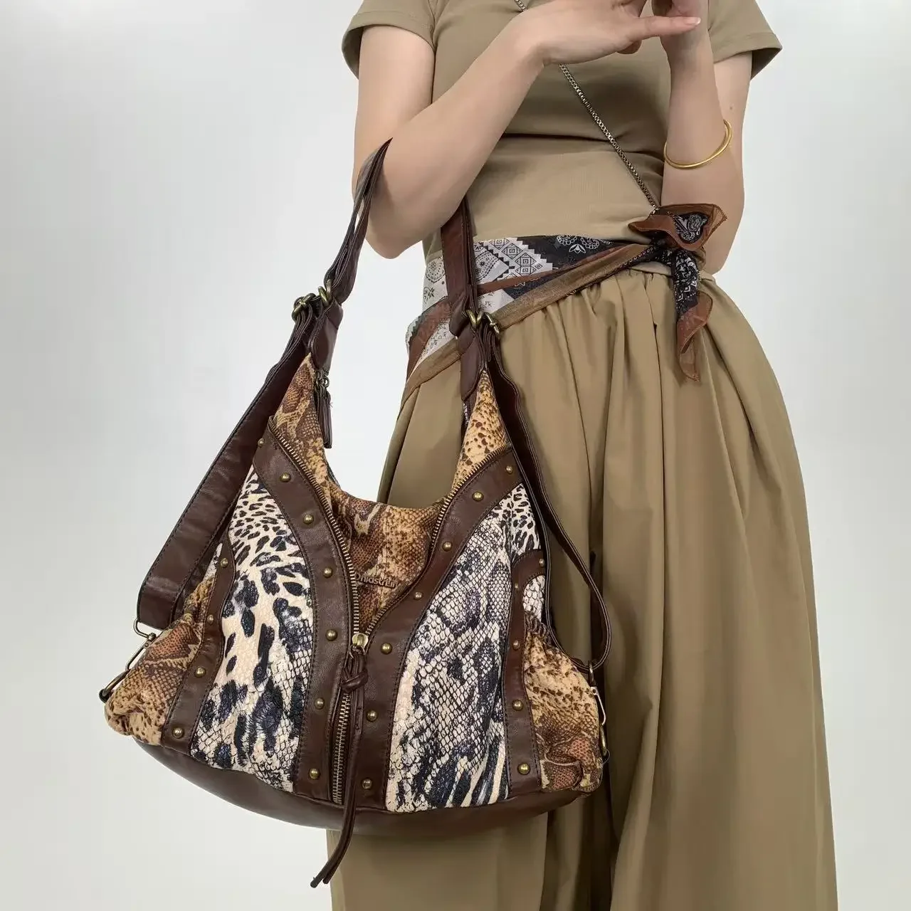 Ladies' Y2K street personalized leopard print shoulder bag, large capacity multifunctional backpack
Ladies' Y2K street personalized leopard print shoulder bag, large capacity multifunctional backpack