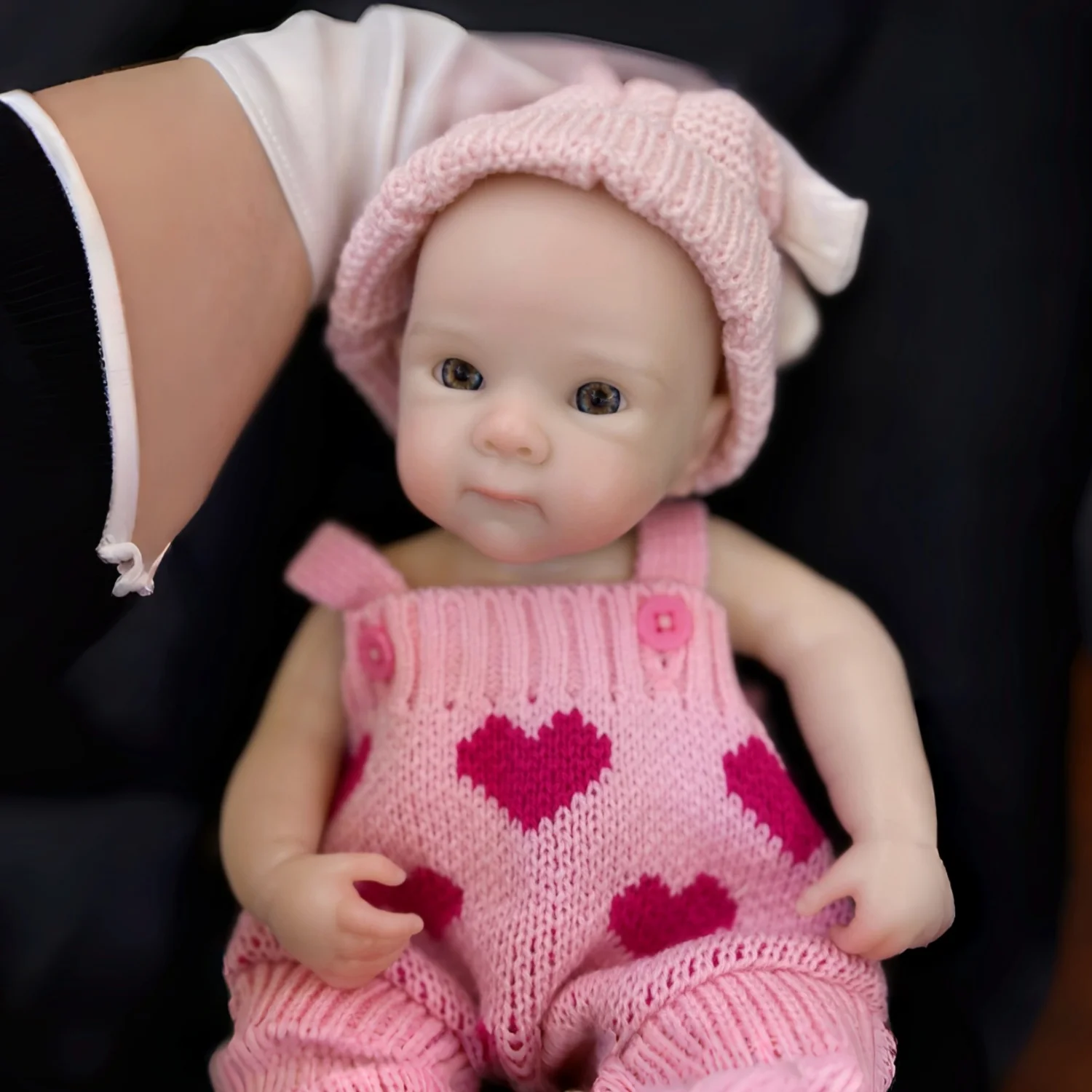 13Inch/33CM Can Open Mouth Bettie Silicone Reborn Girl Doll With 2 Outfits Lifelike/Realistic Reborn Doll For Families' Gift
13Inch/33CM Can Open Mouth Bettie Silicone Reborn Girl Doll With 2 Outfits Lifelike/Realistic Reborn Doll For Families' Gift