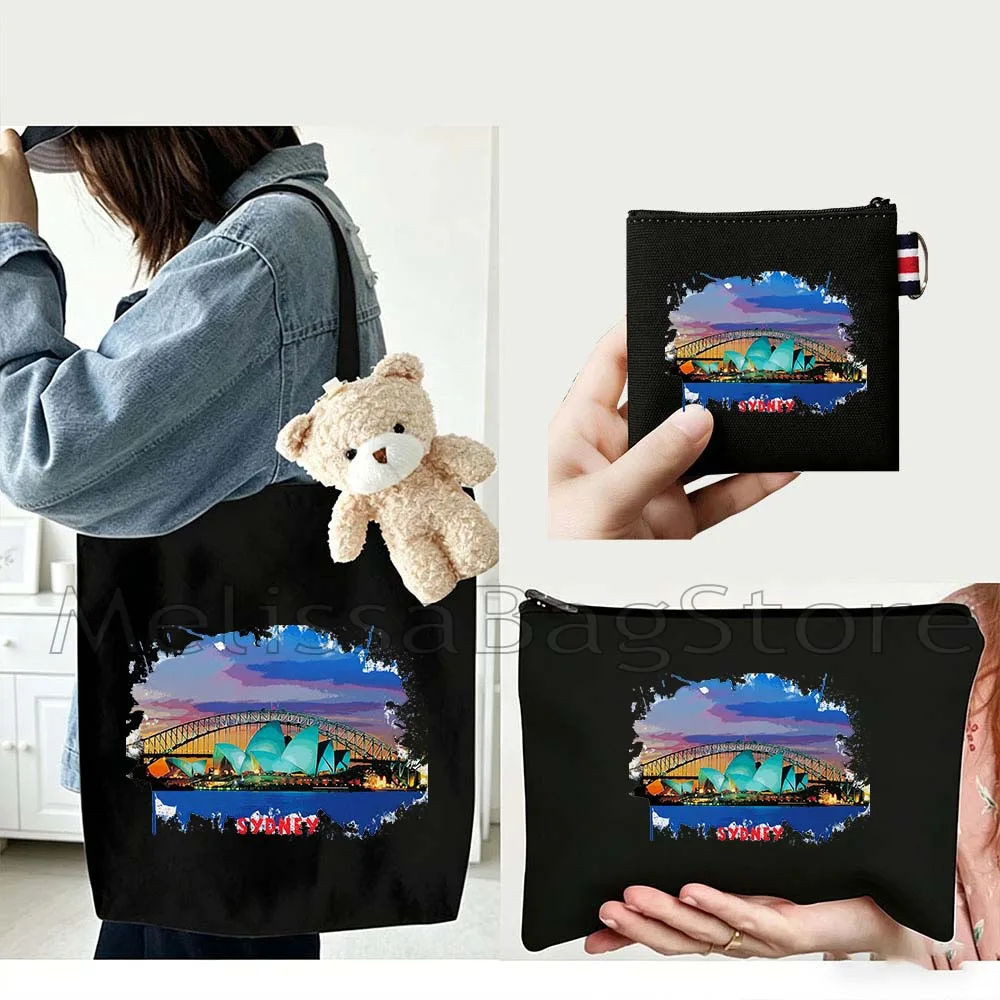 4PCS Gifts Sydney Australia White Canvas Tote Bag Handbag with Doll Key Coin Purse Cosmetic Makeup Toilet Bag Case Pouch
4PCS Gifts Sydney Australia White Canvas Tote Bag Handbag with Doll Key Coin Purse Cosmetic Makeup Toilet Bag Case Pouch