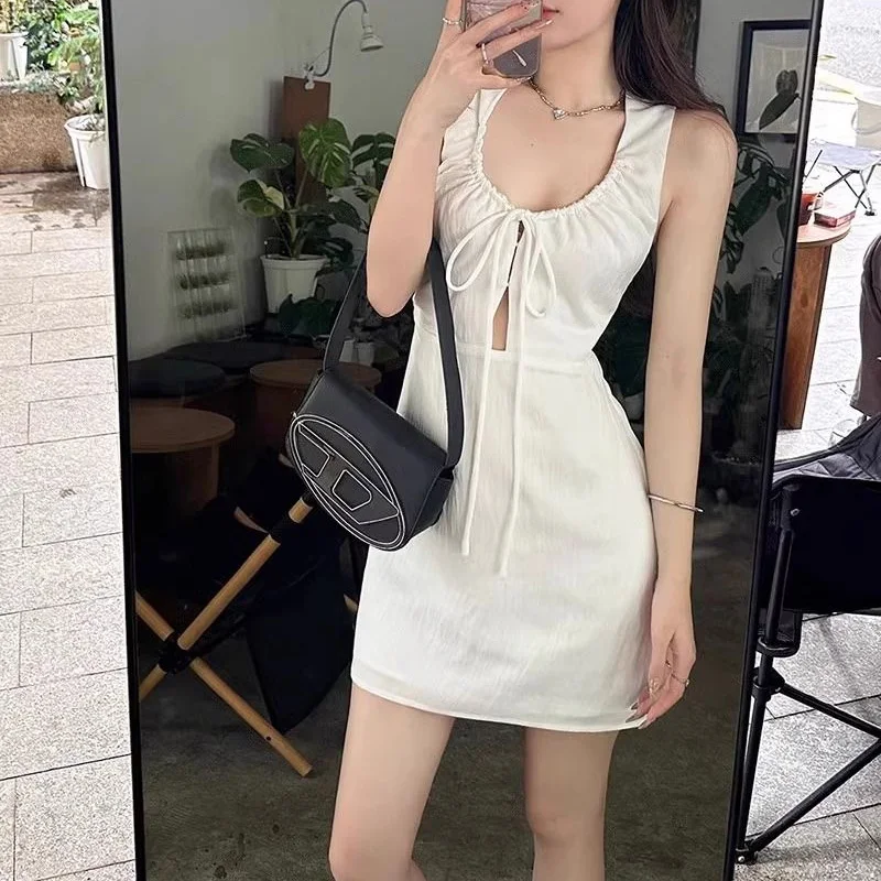 Summer New V-neck Fashion Sleeveless Dress Women Solid Color Hollow Out Lacing Vestidos High Street Ventilate All-match Robe
Summer New V-neck Fashion Sleeveless Dress Women Solid Color Hollow Out Lacing Vestidos High Street Ventilate All-match Robe
