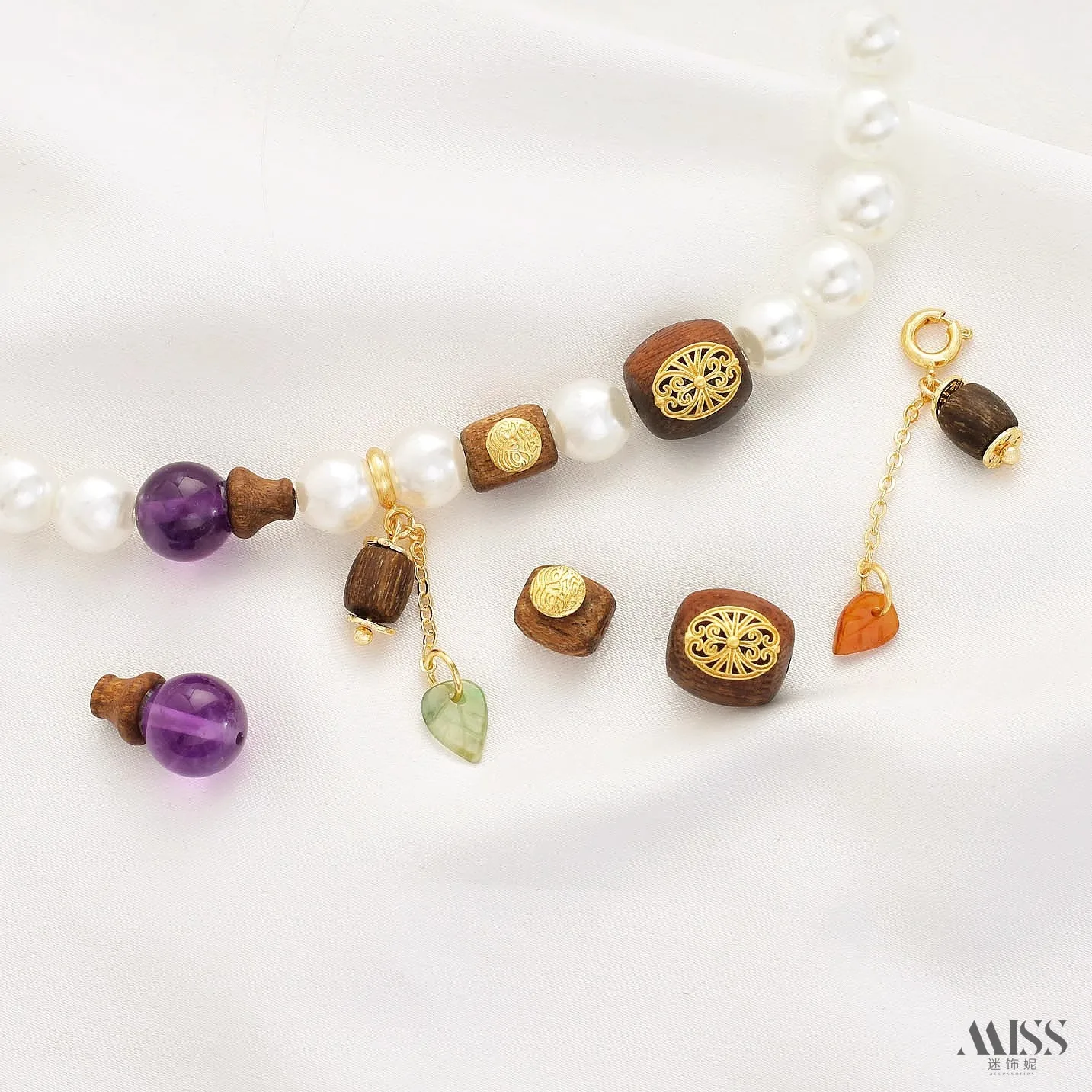 Natural Agarwood Nanmu Amethyst Gourd Gilded Beaded Jade Leaf Lifting DIY Charm Accessories
Natural Agarwood Nanmu Amethyst Gourd Gilded Beaded Jade Leaf Lifting DIY Charm Accessories