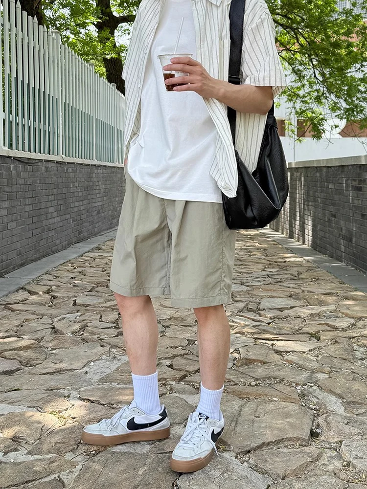 Летние легкие дышащие повседневные спортивные шорты для мужчин, свободного кроя, универсальные, длиной до колена, с эластичным поясом
Летние легкие дышащие повседневные спортивные шорты для мужчин, свободного кроя, универсальные, длиной до колена, с эластичным поясом