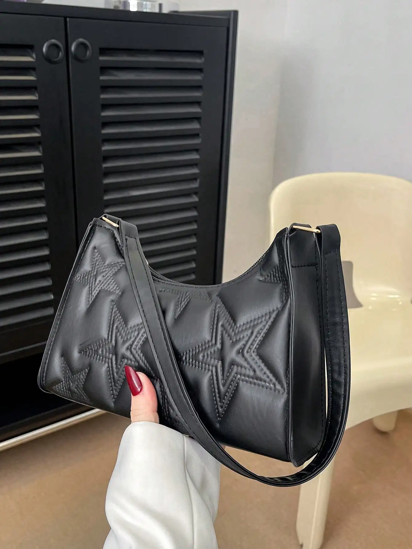Solid Color Simple Light Luxury Pentacle Shoulder Bag
Solid Color Simple Light Luxury Pentacle Shoulder Bag