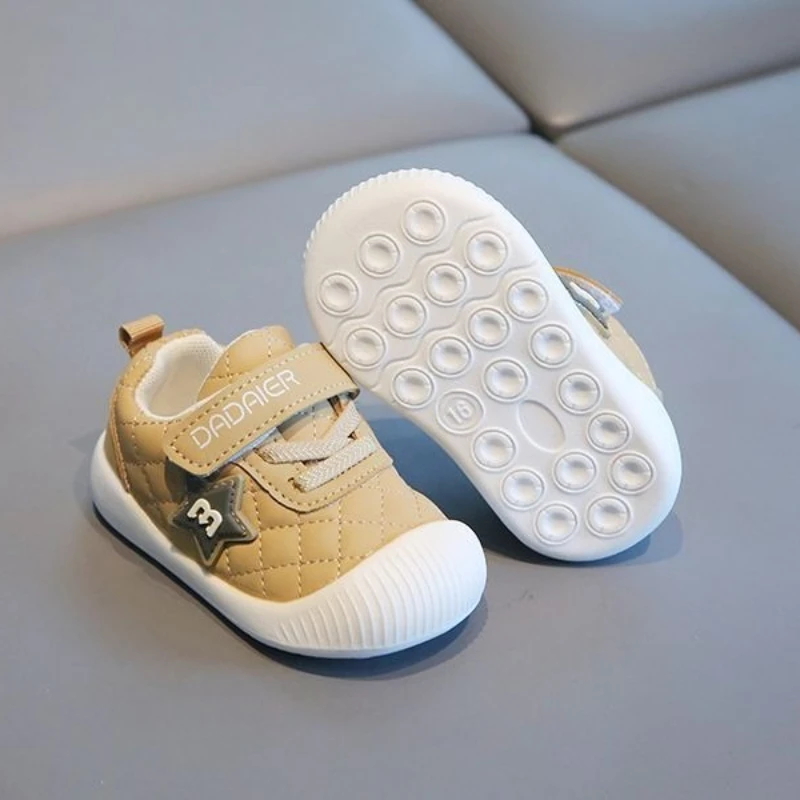 Первые прогулочные туфли на нескользящей мягкой подошве для маленьких мальчиков, От 0 до 24 месяцев, весна-осень, Новое поступление, повседневные тренировочные кроссовки
Первые прогулочные туфли на нескользящей мягкой подошве для маленьких мальчиков, От 0 до 24 месяцев, весна-осень, Новое поступление, повседневные тренировочные кроссовки