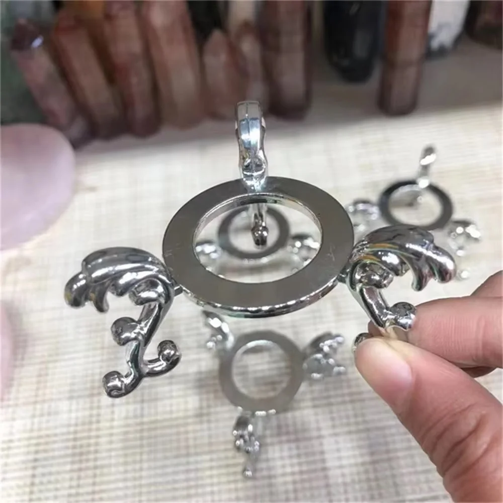 Серебряная основа, хрустальный шар, стенд, кварцевые сферы, золотой треугольник, металлическая подставка, основа для украшения дома, 1 шт.
Серебряная основа, хрустальный шар, стенд, кварцевые сферы, золотой треугольник, металлическая подставка, основа для украшения дома, 1 шт.