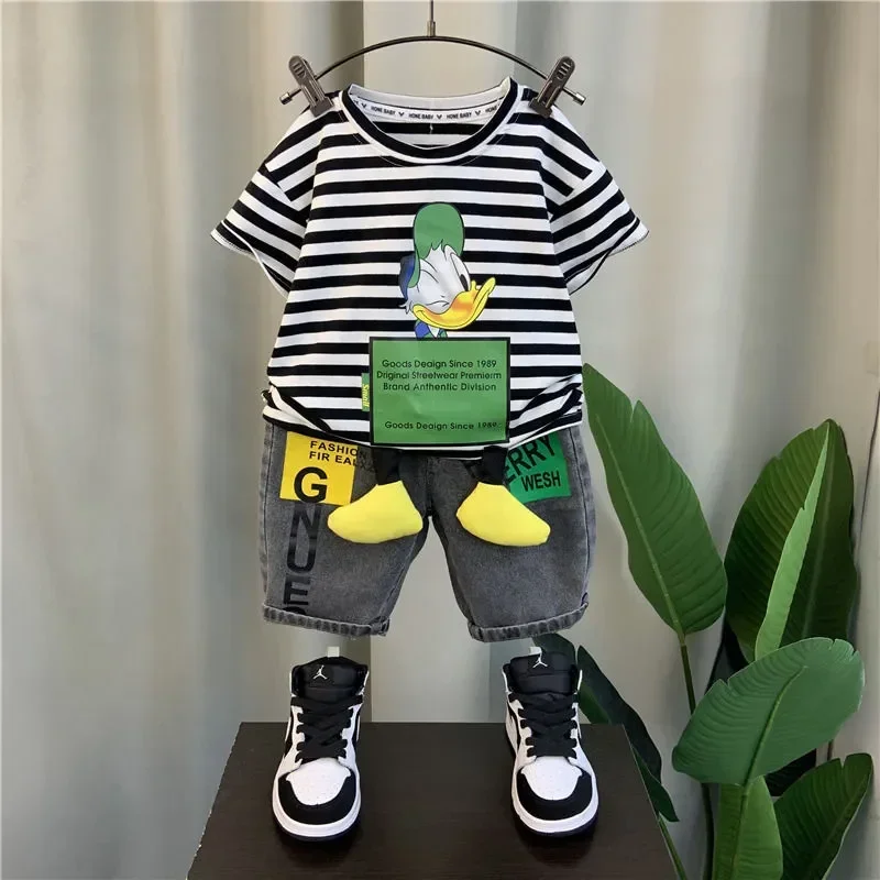 2025 Summer Children Clothing Set Toddler Boys Short sleeved Donald Duck Striped T-shirt+Black Denim 2Pce Kids Fashion Tracksuit
2025 Summer Children Clothing Set Toddler Boys Short sleeved Donald Duck Striped T-shirt+Black Denim 2Pce Kids Fashion Tracksuit