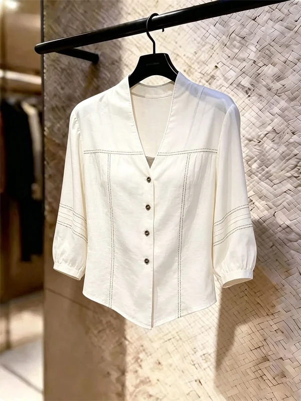 Summer 2026 White V-neck 7/8 Sleeve Button Decorated Women's Shirt Slimming Commute Style French Loose Fit Ladies' Blouse
Summer 2026 White V-neck 7/8 Sleeve Button Decorated Women's Shirt Slimming Commute Style French Loose Fit Ladies' Blouse