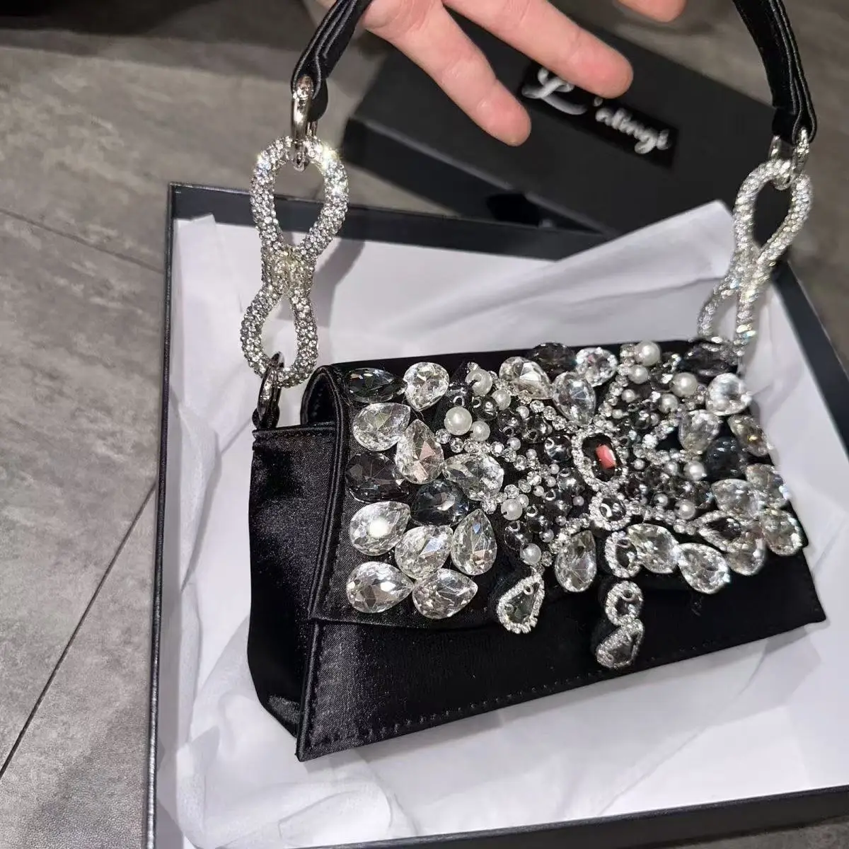 Crystal Rhinestones Diamond Clutch Purse Wedding Party Banquet Bag Luxury Satin Evening Bag Women Glitter Handbag Shoulder Bag
Crystal Rhinestones Diamond Clutch Purse Wedding Party Banquet Bag Luxury Satin Evening Bag Women Glitter Handbag Shoulder Bag