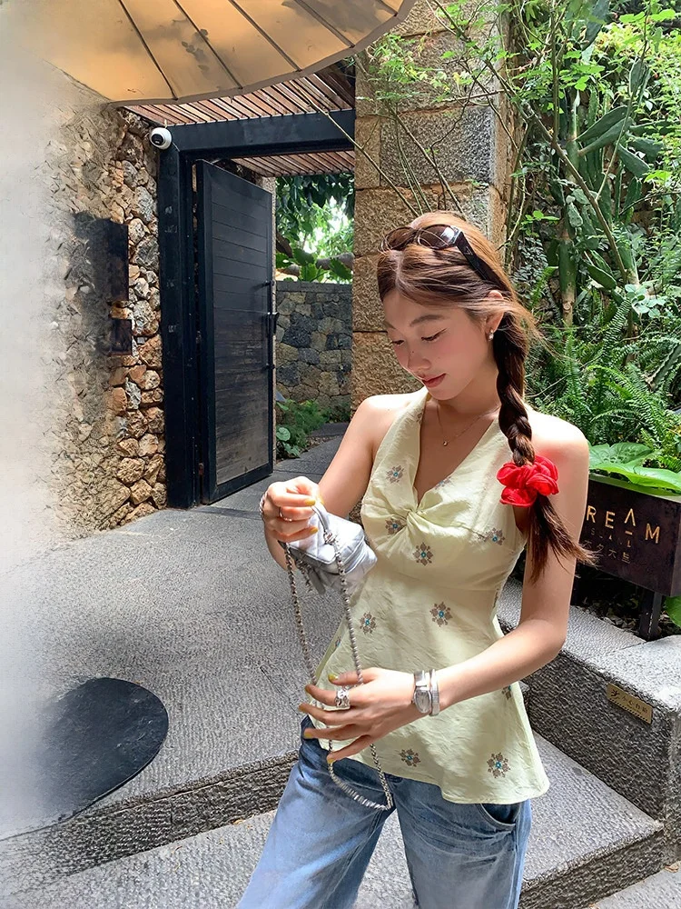 Ranwear Spring Beau 58 Days: Нежный корейский топ-жилет с V-образным вырезом, тяжелой вышивкой и эффектом омоложения, модель Ranyaran
Ranwear Spring Beau 58 Days: Нежный корейский топ-жилет с V-образным вырезом, тяжелой вышивкой и эффектом омоложения, модель Ranyaran