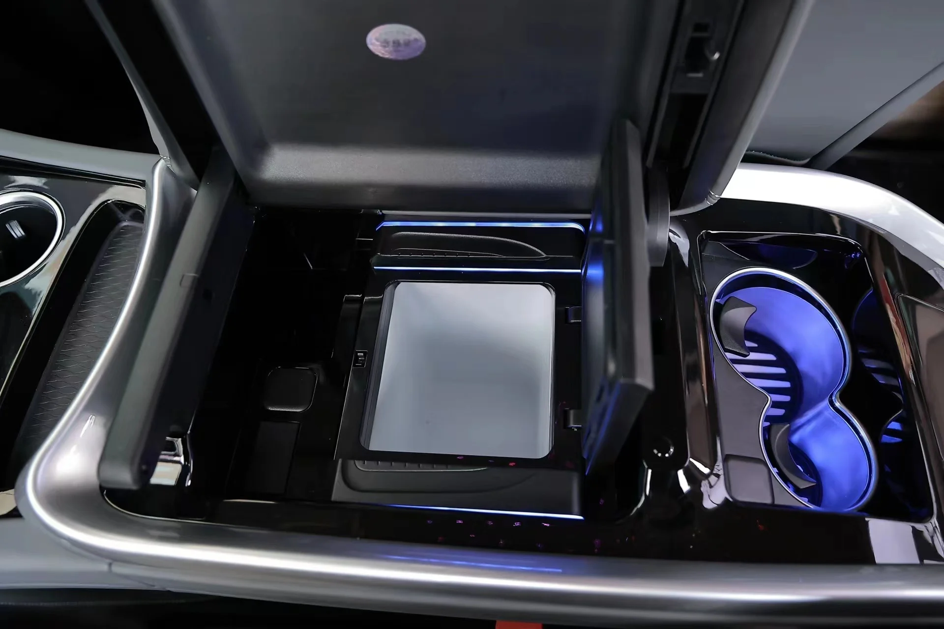 Factory Hot Selling Car Interior Accessories Modify Kit Car Front Armrest Box With Touch Screen And Refrigerator For VITO
Factory Hot Selling Car Interior Accessories Modify Kit Car Front Armrest Box With Touch Screen And Refrigerator For VITO