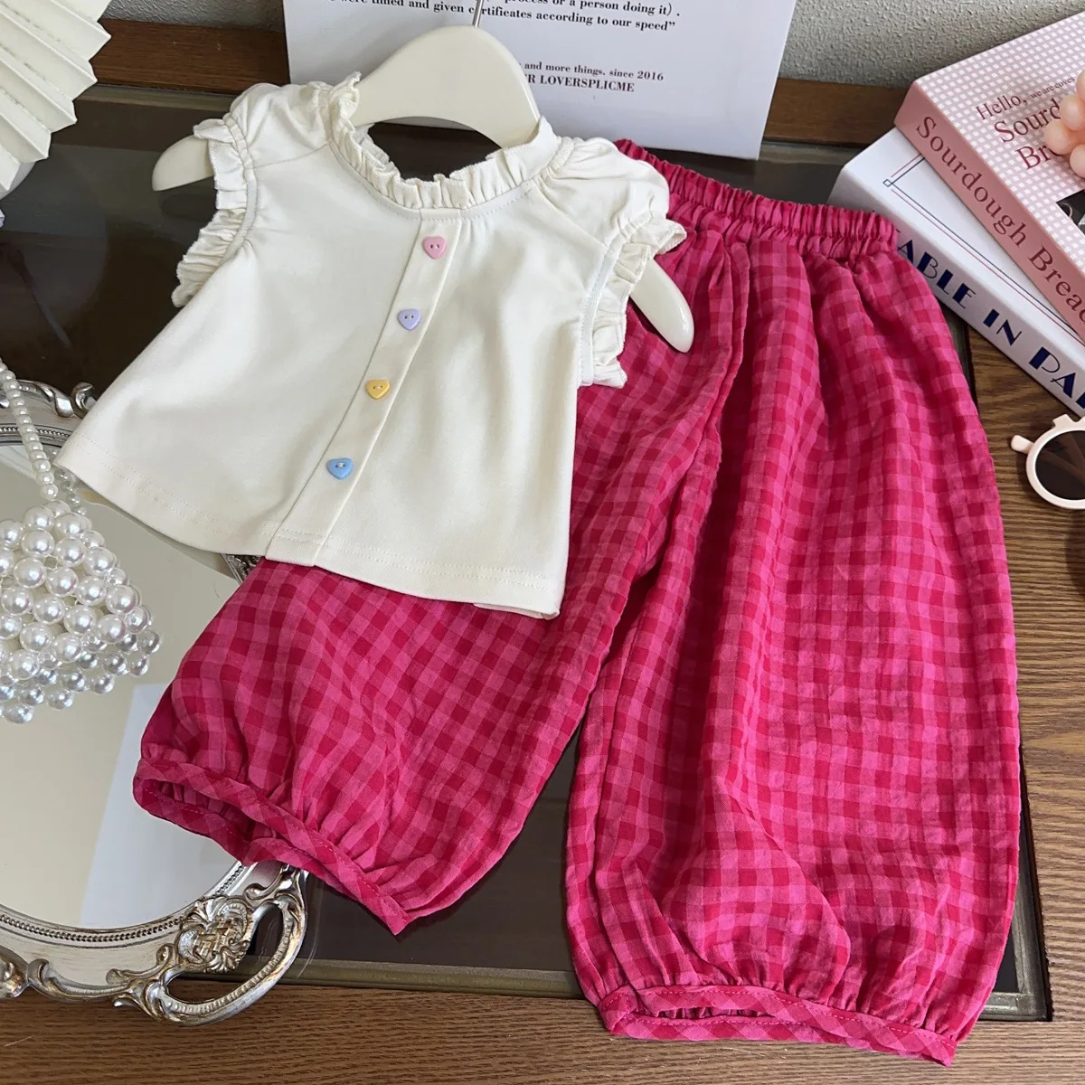 Girls' Suit Summer New Foreign Fashion Han Fan Baby Girl Short-sleeved Trousers Two-piece Set Casual
Girls' Suit Summer New Foreign Fashion Han Fan Baby Girl Short-sleeved Trousers Two-piece Set Casual