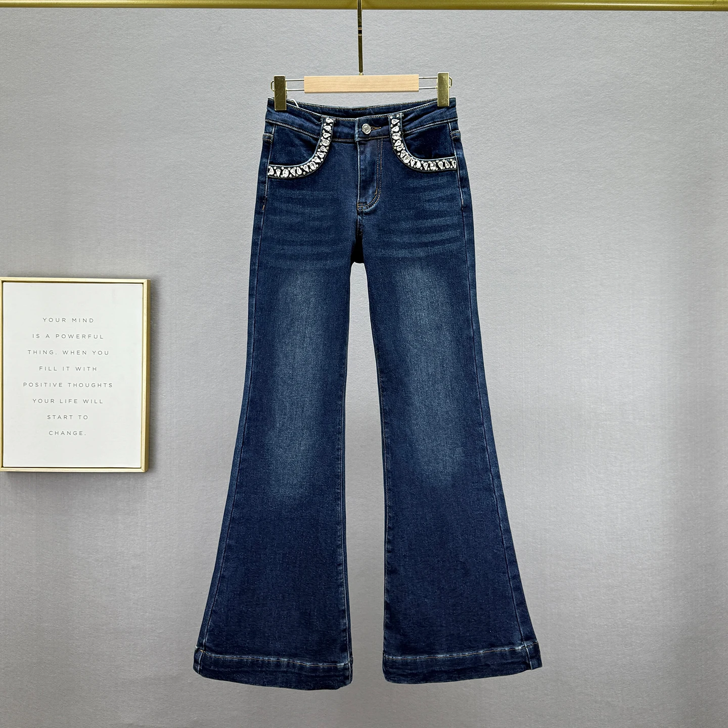 Женские расклешенные джинсы на флисовой подкладке, новинка зимы 2025 года, облегающие брюки с высокой талией, европейский бренд, длинные брюки со стразами
Женские расклешенные джинсы на флисовой подкладке, новинка зимы 2025 года, облегающие брюки с высокой талией, европейский бренд, длинные брюки со стразами