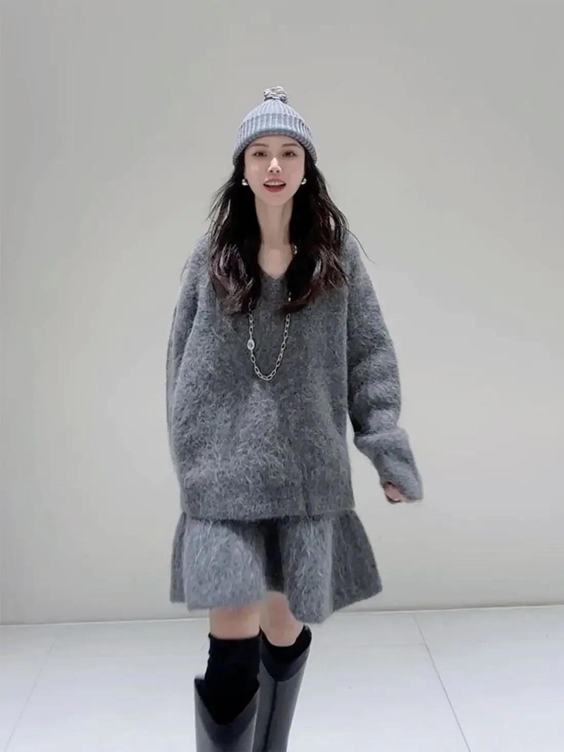Autumn and Winter New Women Knitted Two Piece Skirt Sets Simple Casual V-neck Long Sleeve Loose Sweater + A Line Skirt Outfits
Autumn and Winter New Women Knitted Two Piece Skirt Sets Simple Casual V-neck Long Sleeve Loose Sweater + A Line Skirt Outfits